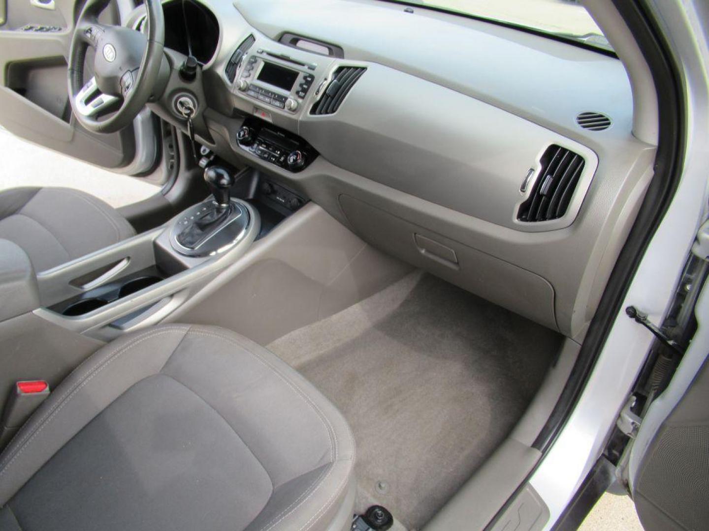 2011 SILVER KIA SPORTAGE EX (KNDPCCA22B7) with an 2.4L engine, Automatic transmission, located at 908 SE 14th Street, Des Moines, IA, 50317, (515) 281-0330, 41.580303, -93.597046 - Photo#13