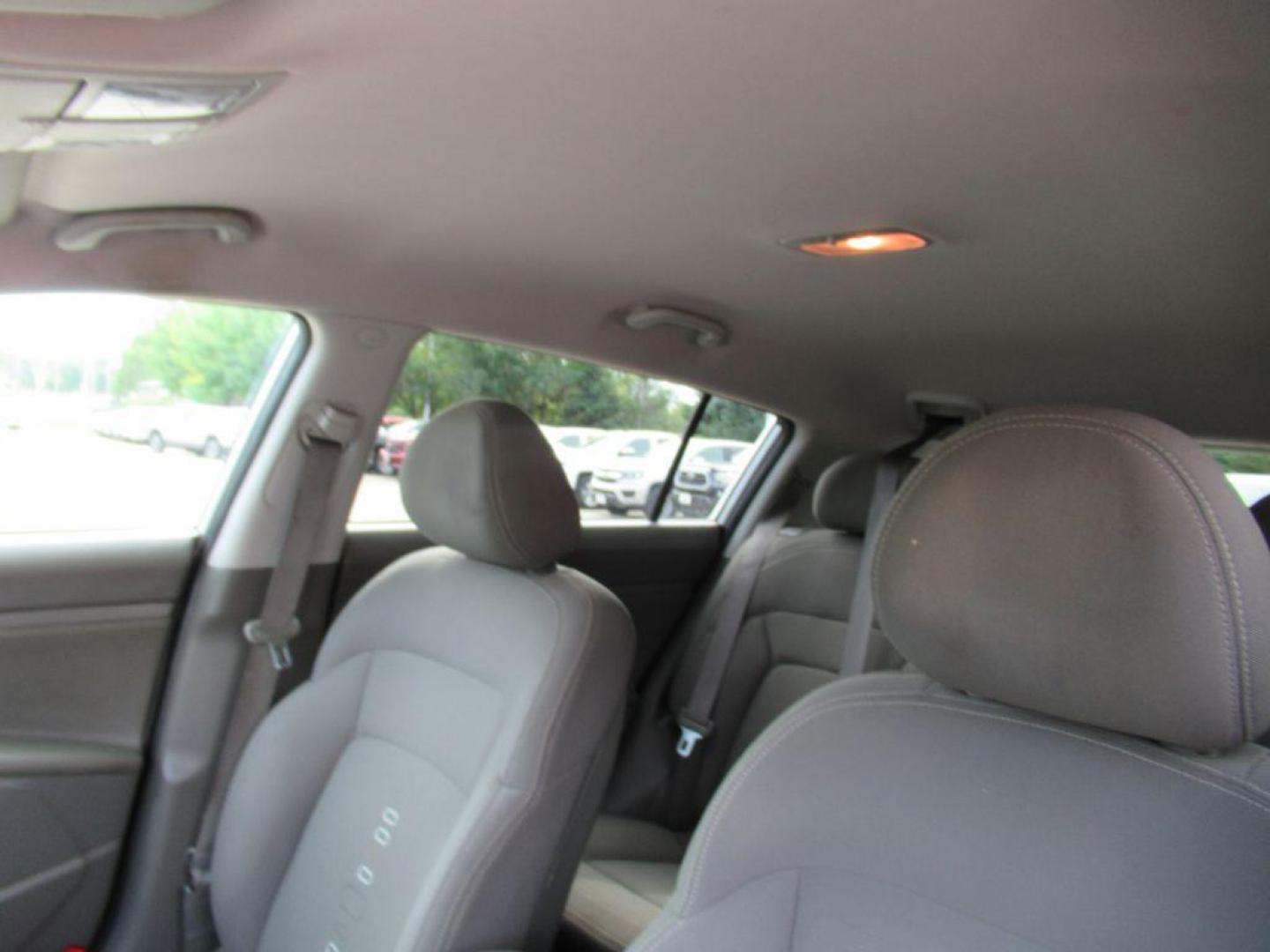2011 SILVER KIA SPORTAGE EX (KNDPCCA22B7) with an 2.4L engine, Automatic transmission, located at 908 SE 14th Street, Des Moines, IA, 50317, (515) 281-0330, 41.580303, -93.597046 - Photo#17