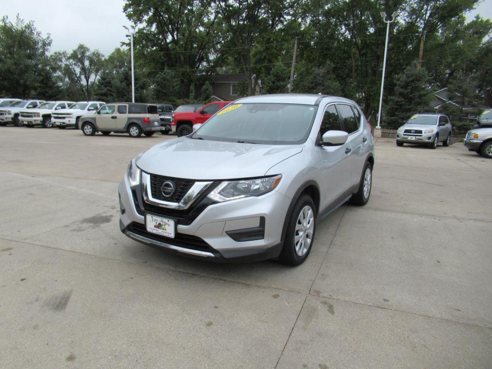 2020 SILVER NISSAN ROGUE S (5N1AT2MT1LC) with an 2.5L engine, Continuously Variable transmission, located at 908 SE 14th Street, Des Moines, IA, 50317, (515) 281-0330, 41.580303, -93.597046 - Photo #0