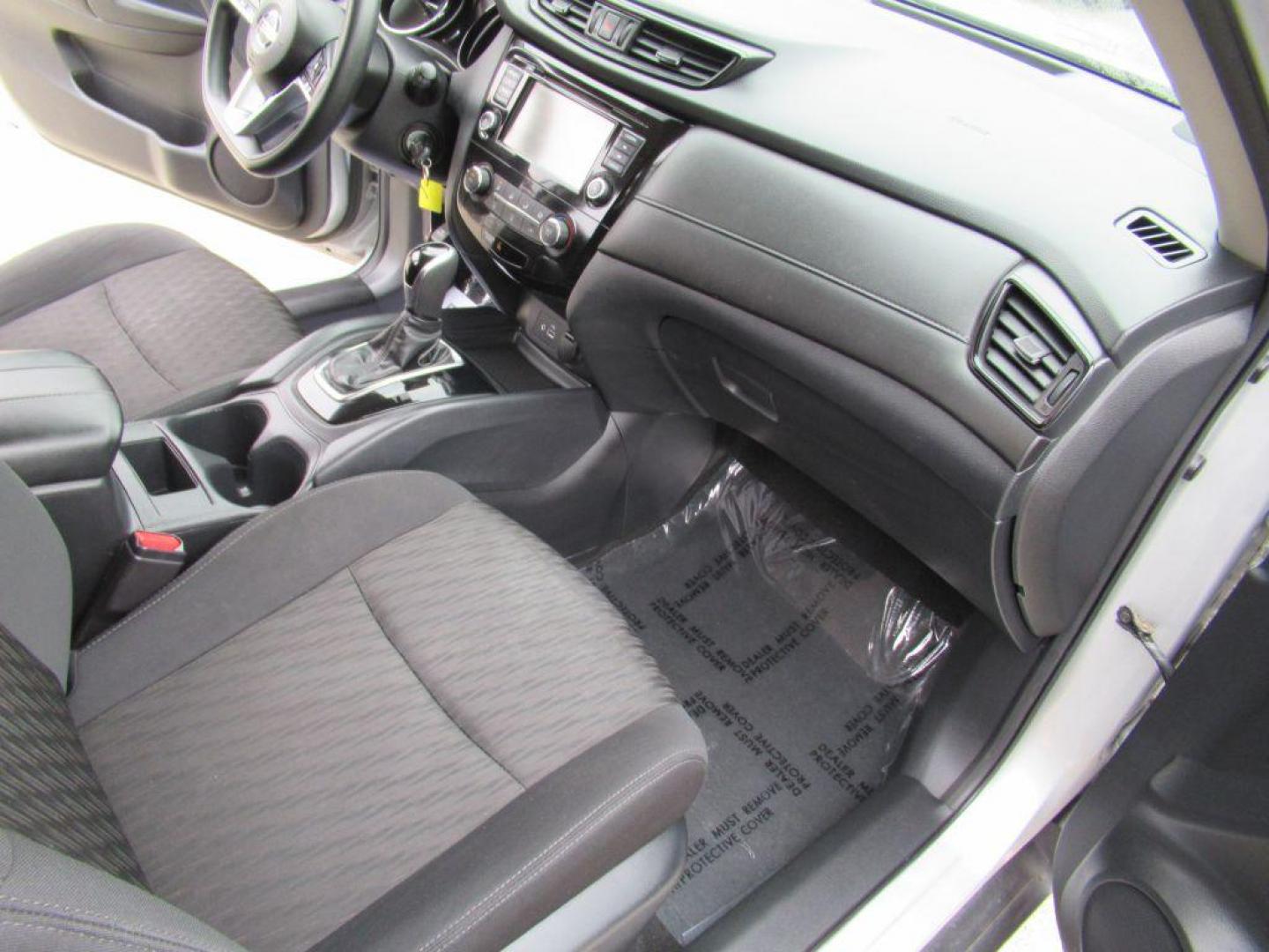 2020 SILVER NISSAN ROGUE S (5N1AT2MT1LC) with an 2.5L engine, Continuously Variable transmission, located at 908 SE 14th Street, Des Moines, IA, 50317, (515) 281-0330, 41.580303, -93.597046 - Photo#13