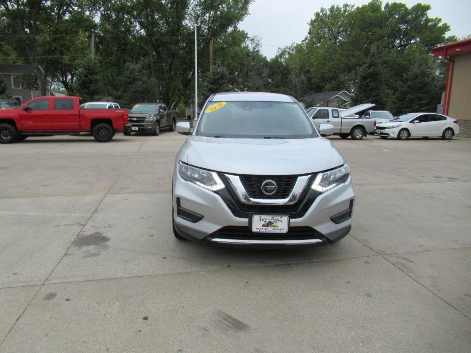 2020 SILVER NISSAN ROGUE S (5N1AT2MT1LC) with an 2.5L engine, Continuously Variable transmission, located at 908 SE 14th Street, Des Moines, IA, 50317, (515) 281-0330, 41.580303, -93.597046 - Photo #1