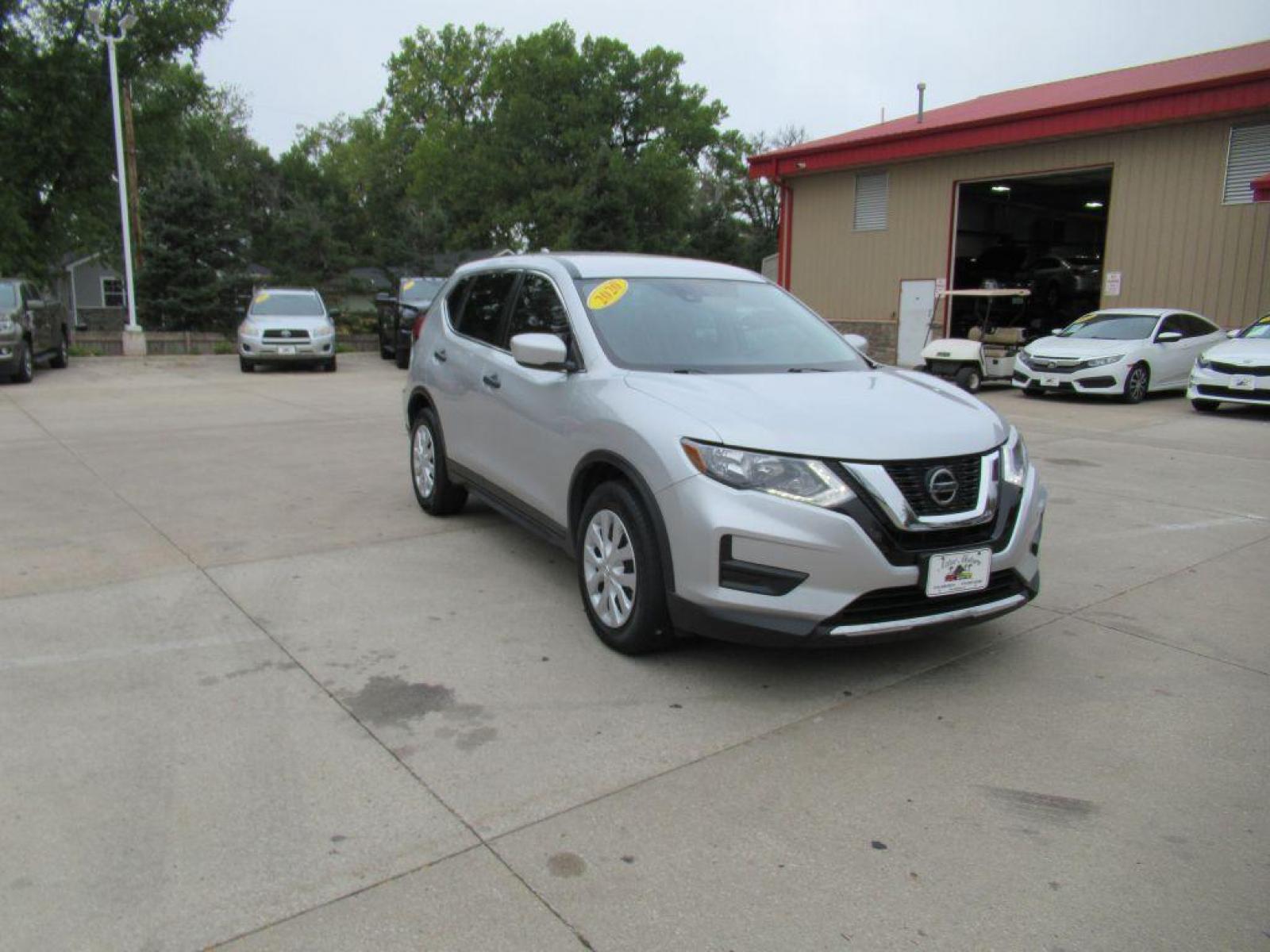 2020 SILVER NISSAN ROGUE S (5N1AT2MT1LC) with an 2.5L engine, Continuously Variable transmission, located at 908 SE 14th Street, Des Moines, IA, 50317, (515) 281-0330, 41.580303, -93.597046 - Photo #2