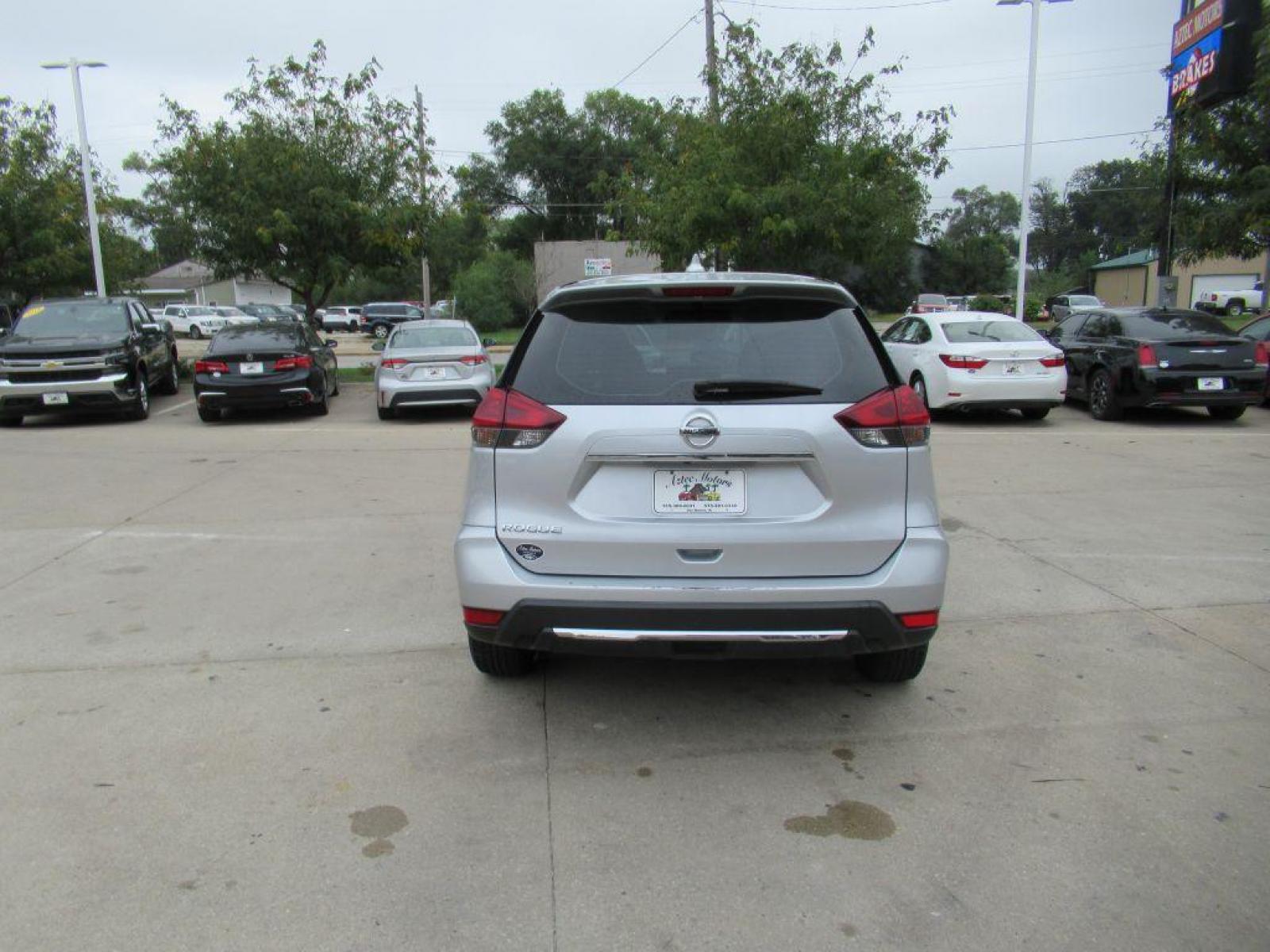 2020 SILVER NISSAN ROGUE S (5N1AT2MT1LC) with an 2.5L engine, Continuously Variable transmission, located at 908 SE 14th Street, Des Moines, IA, 50317, (515) 281-0330, 41.580303, -93.597046 - Photo #5