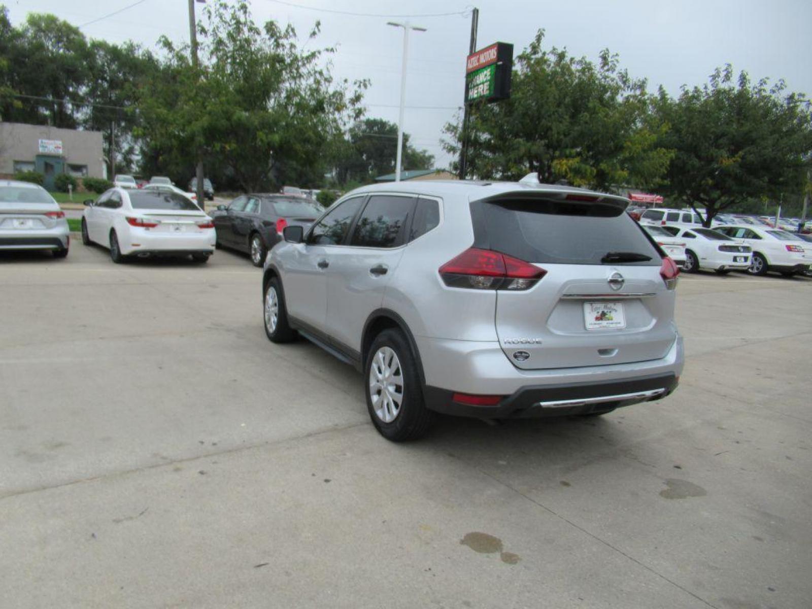 2020 SILVER NISSAN ROGUE S (5N1AT2MT1LC) with an 2.5L engine, Continuously Variable transmission, located at 908 SE 14th Street, Des Moines, IA, 50317, (515) 281-0330, 41.580303, -93.597046 - Photo #6