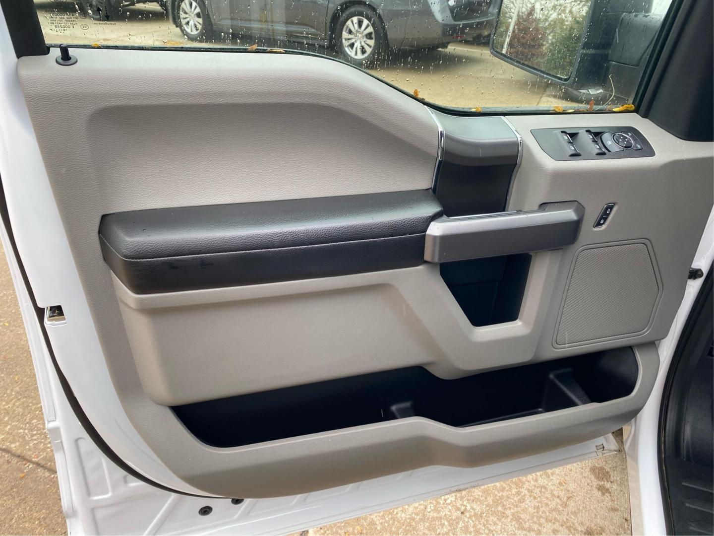 2019 WHITE FORD F150 SUPERCREW XLT (1FTEW1E47KK) with an 3.5L engine, Automatic transmission, located at 908 SE 14th Street, Des Moines, IA, 50317, (515) 281-0330, 41.580303, -93.597046 - Photo#18