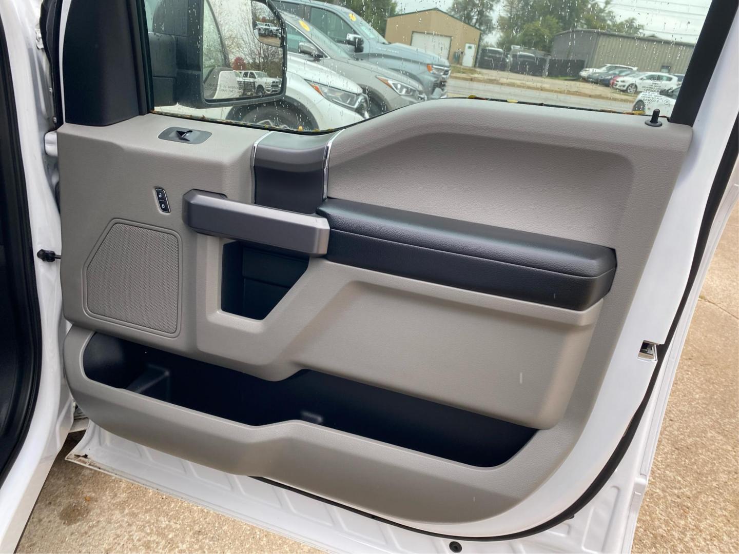 2019 WHITE FORD F150 SUPERCREW XLT (1FTEW1E47KK) with an 3.5L engine, Automatic transmission, located at 908 SE 14th Street, Des Moines, IA, 50317, (515) 281-0330, 41.580303, -93.597046 - Photo#19