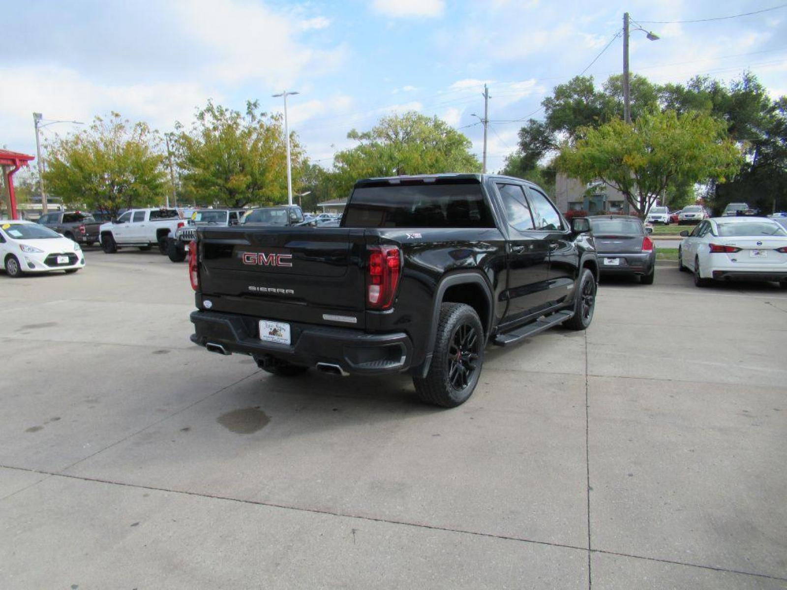 2022 BLACK GMC SIERRA LIMITED 1500 ELEVATION (3GTU9CED6NG) with an 5.3L engine, Automatic transmission, located at 908 SE 14th Street, Des Moines, IA, 50317, (515) 281-0330, 41.580303, -93.597046 - Photo #4
