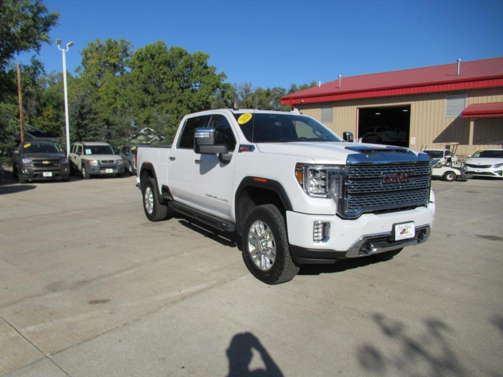 2020 WHITE GMC SIERRA 2500 DENALI (1GT49REYXLF) with an 6.6L engine, Automatic transmission, located at 908 SE 14th Street, Des Moines, IA, 50317, (515) 281-0330, 41.580303, -93.597046 - Photo #2
