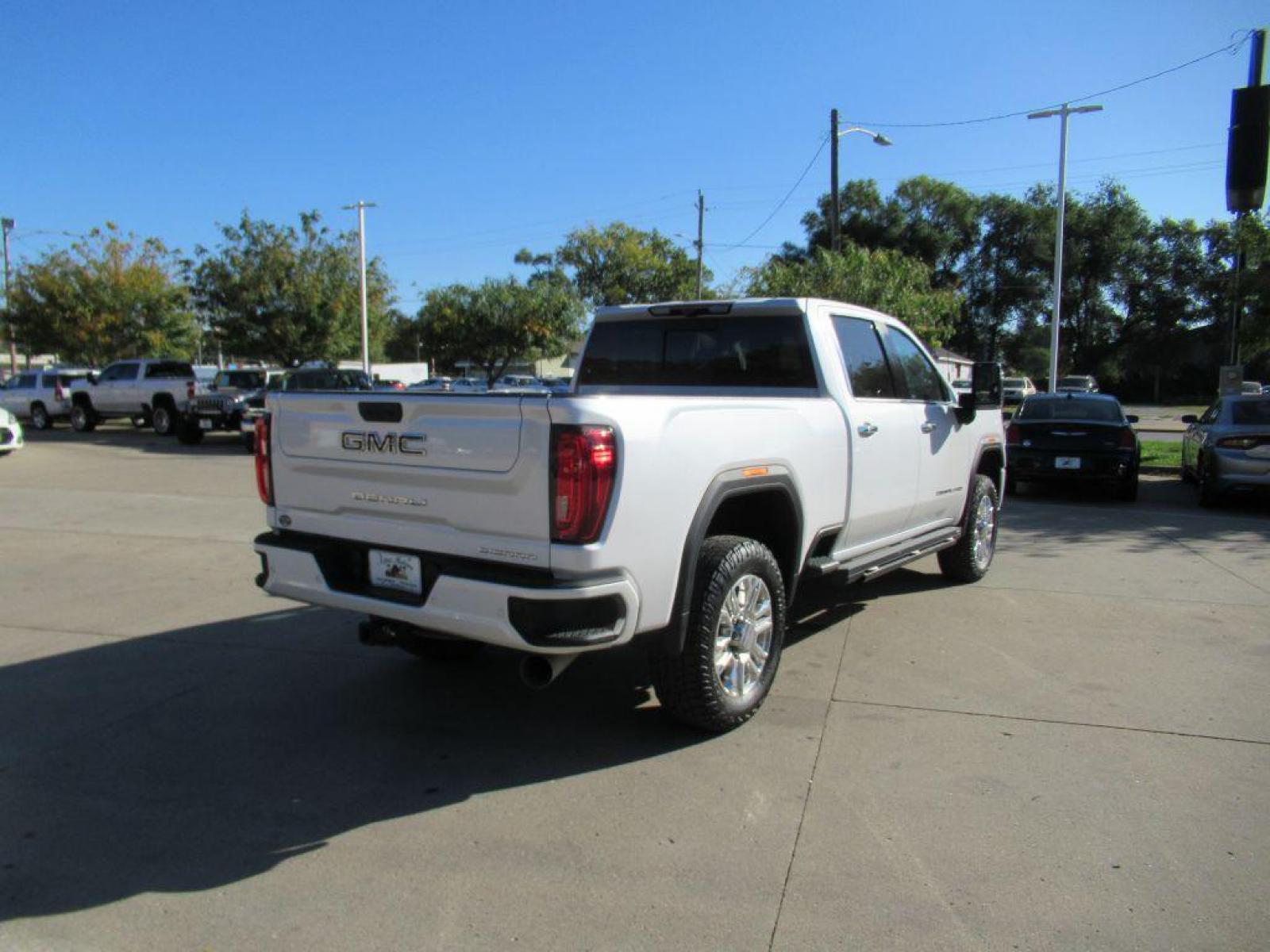 2020 WHITE GMC SIERRA 2500 DENALI (1GT49REYXLF) with an 6.6L engine, Automatic transmission, located at 908 SE 14th Street, Des Moines, IA, 50317, (515) 281-0330, 41.580303, -93.597046 - Photo #4