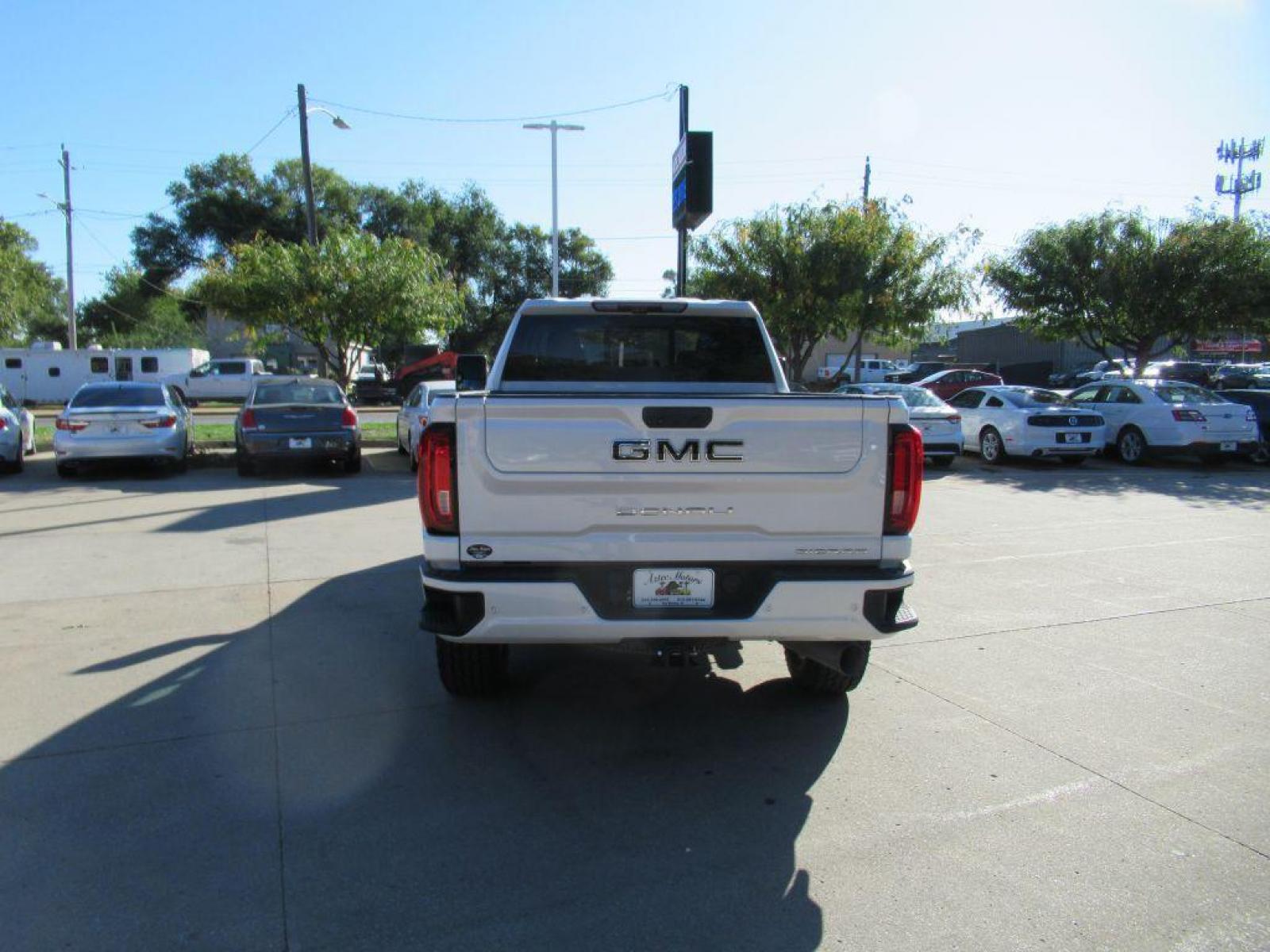 2020 WHITE GMC SIERRA 2500 DENALI (1GT49REYXLF) with an 6.6L engine, Automatic transmission, located at 908 SE 14th Street, Des Moines, IA, 50317, (515) 281-0330, 41.580303, -93.597046 - Photo #5