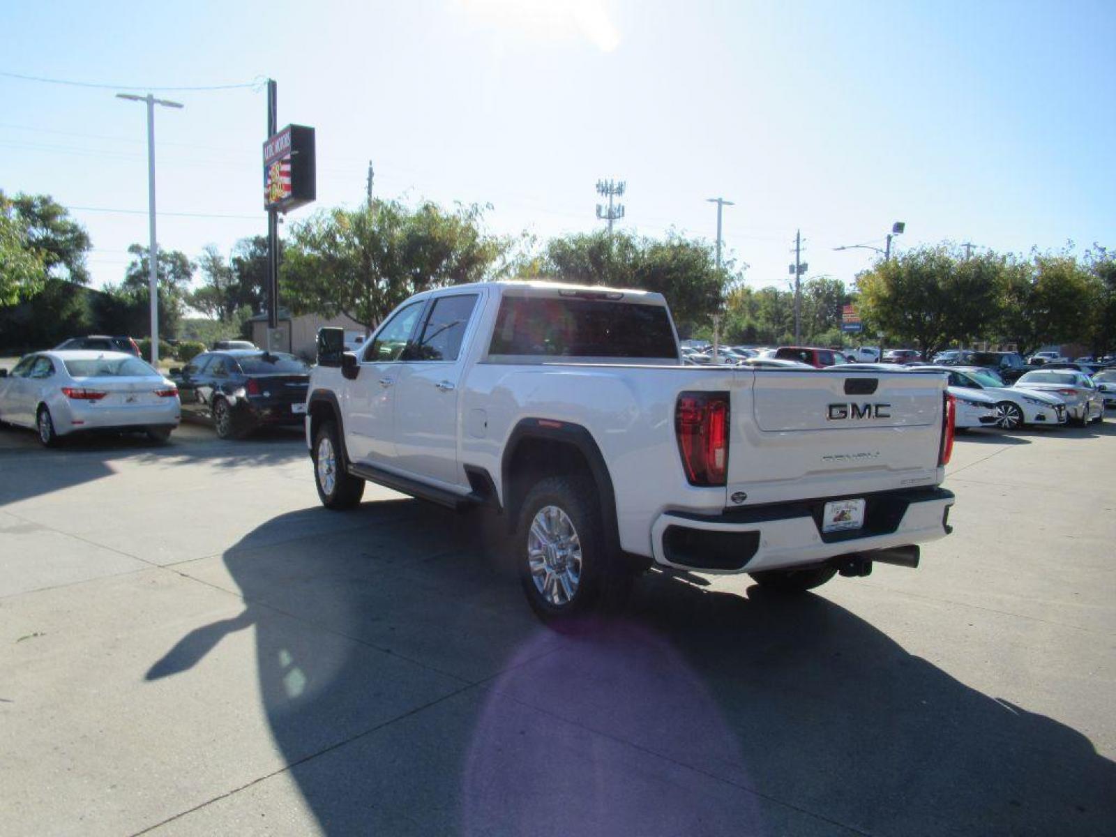 2020 WHITE GMC SIERRA 2500 DENALI (1GT49REYXLF) with an 6.6L engine, Automatic transmission, located at 908 SE 14th Street, Des Moines, IA, 50317, (515) 281-0330, 41.580303, -93.597046 - Photo #6