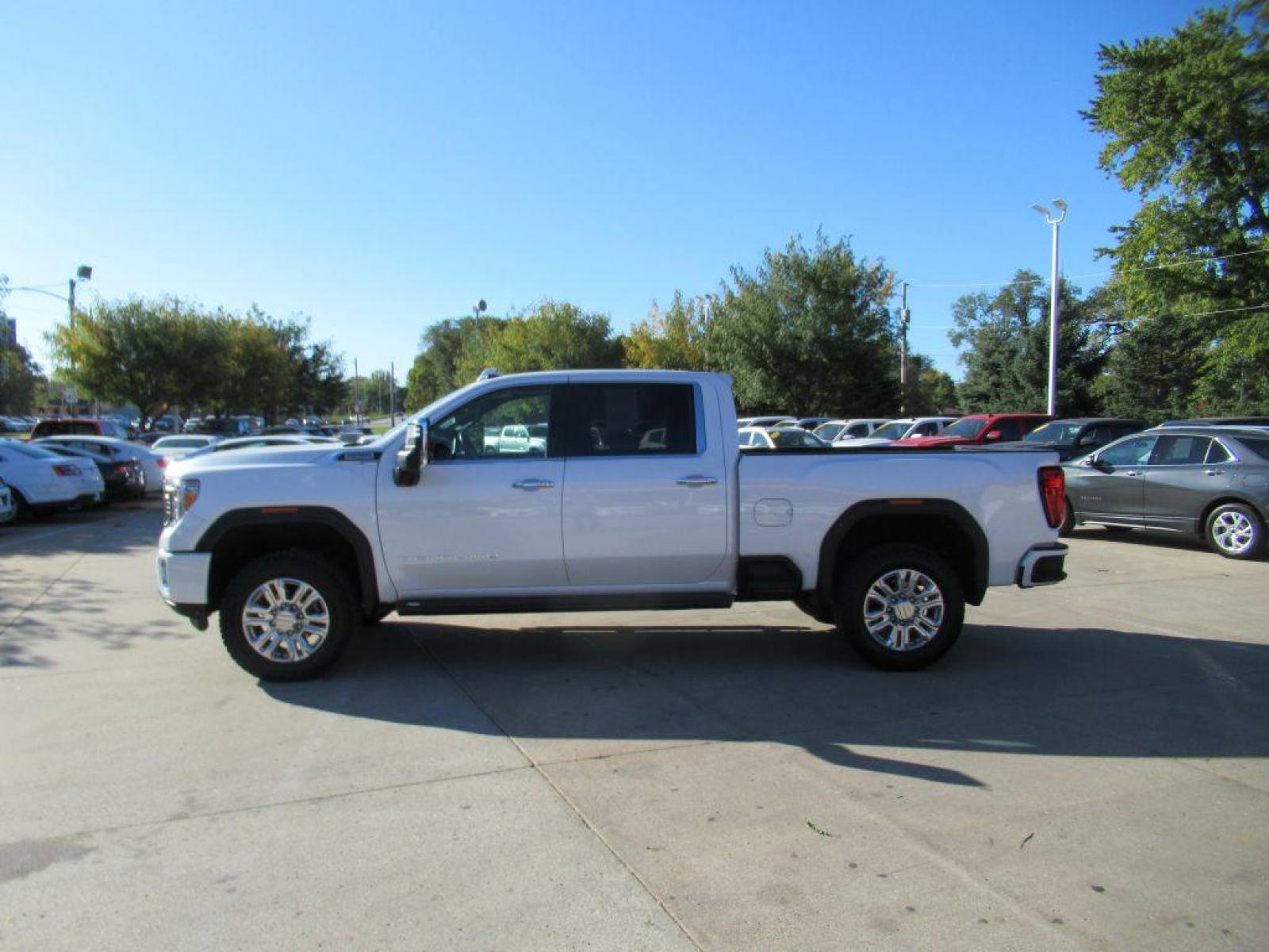 2020 WHITE GMC SIERRA 2500 DENALI (1GT49REYXLF) with an 6.6L engine, Automatic transmission, located at 908 SE 14th Street, Des Moines, IA, 50317, (515) 281-0330, 41.580303, -93.597046 - Photo #7