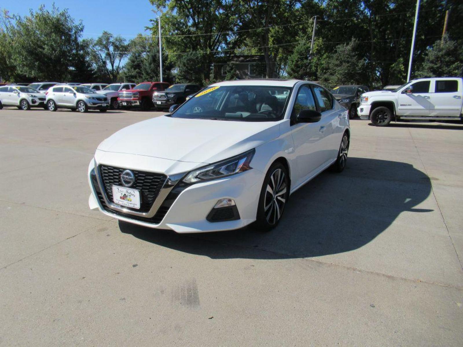 2020 WHITE NISSAN ALTIMA SR (1N4BL4CV0LC) with an 2.5L engine, Automatic transmission, located at 908 SE 14th Street, Des Moines, IA, 50317, (515) 281-0330, 41.580303, -93.597046 - Photo #0