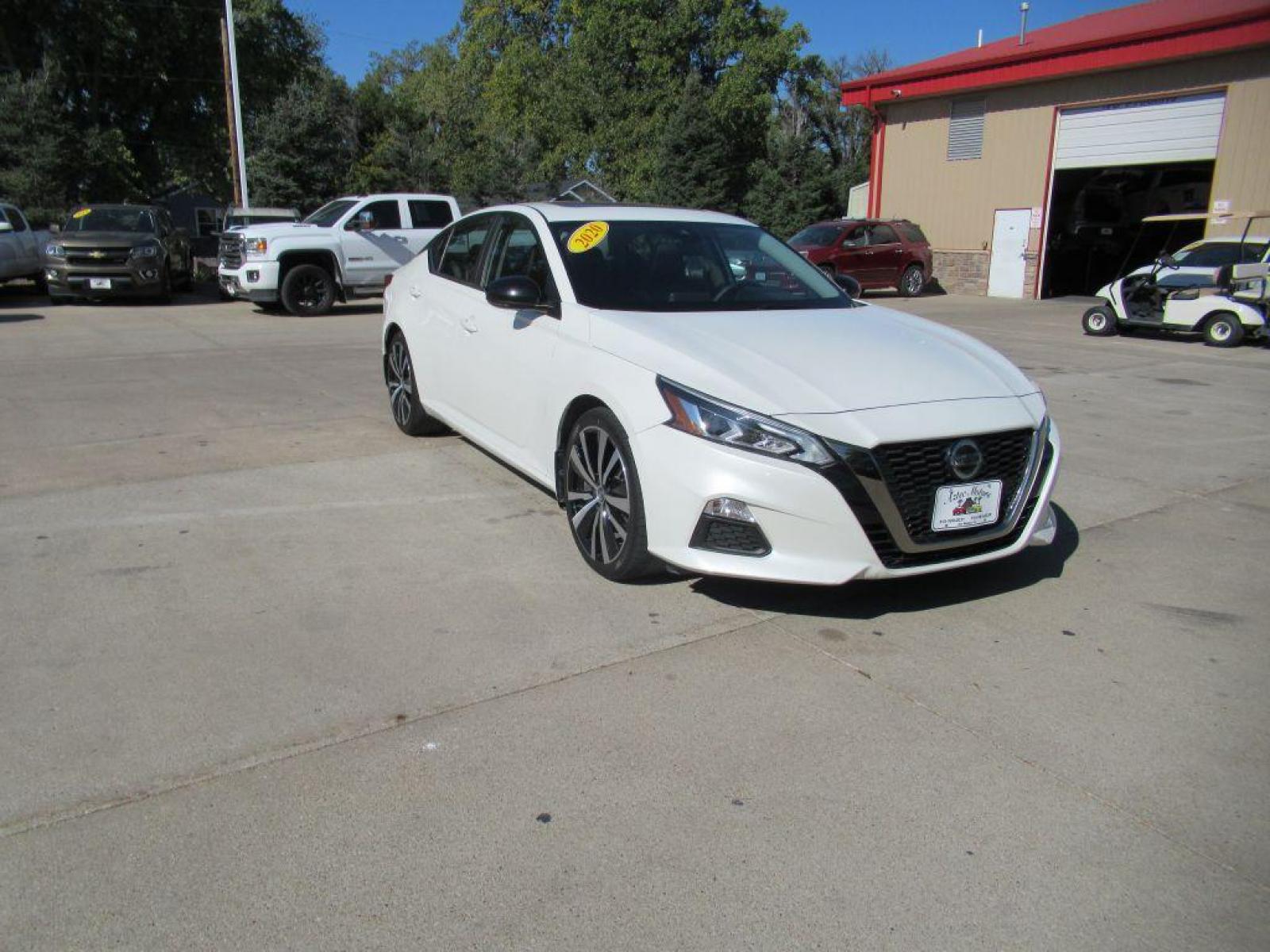 2020 WHITE NISSAN ALTIMA SR (1N4BL4CV0LC) with an 2.5L engine, Automatic transmission, located at 908 SE 14th Street, Des Moines, IA, 50317, (515) 281-0330, 41.580303, -93.597046 - Photo #2
