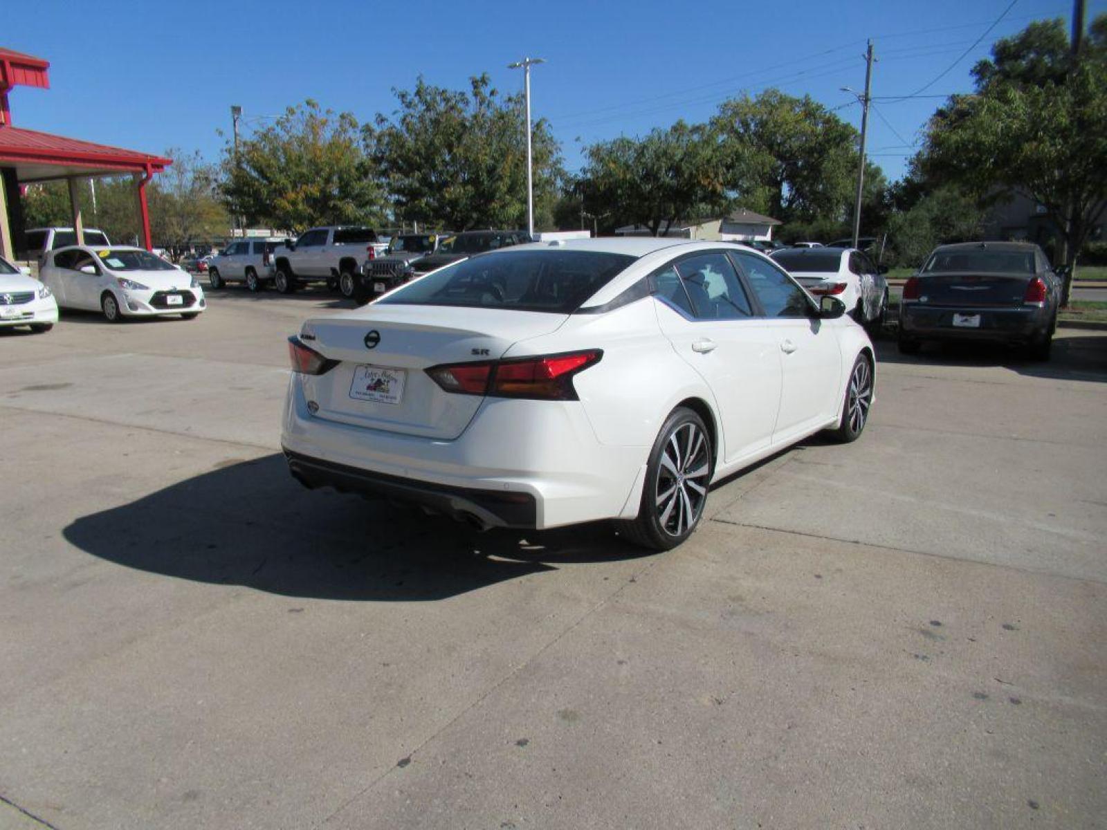2020 WHITE NISSAN ALTIMA SR (1N4BL4CV0LC) with an 2.5L engine, Automatic transmission, located at 908 SE 14th Street, Des Moines, IA, 50317, (515) 281-0330, 41.580303, -93.597046 - Photo #4