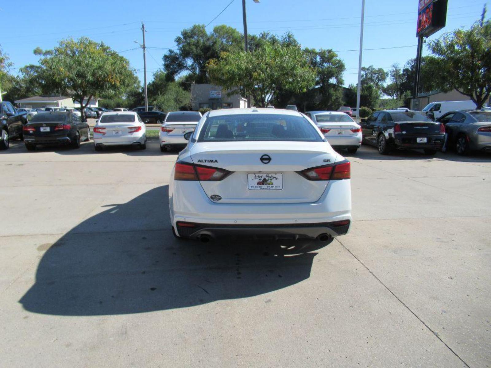 2020 WHITE NISSAN ALTIMA SR (1N4BL4CV0LC) with an 2.5L engine, Automatic transmission, located at 908 SE 14th Street, Des Moines, IA, 50317, (515) 281-0330, 41.580303, -93.597046 - Photo #5