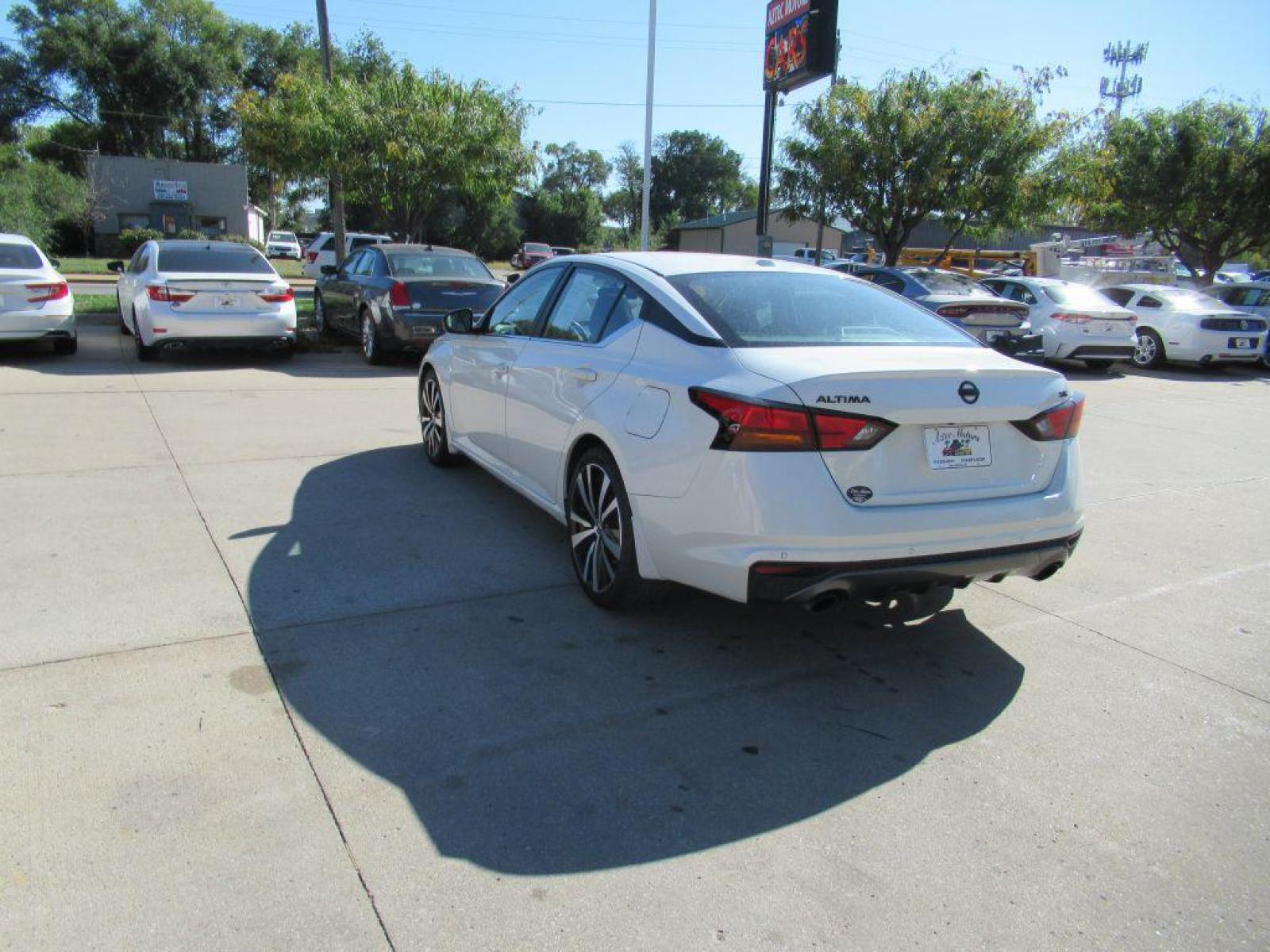2020 WHITE NISSAN ALTIMA SR (1N4BL4CV0LC) with an 2.5L engine, Automatic transmission, located at 908 SE 14th Street, Des Moines, IA, 50317, (515) 281-0330, 41.580303, -93.597046 - Photo #6