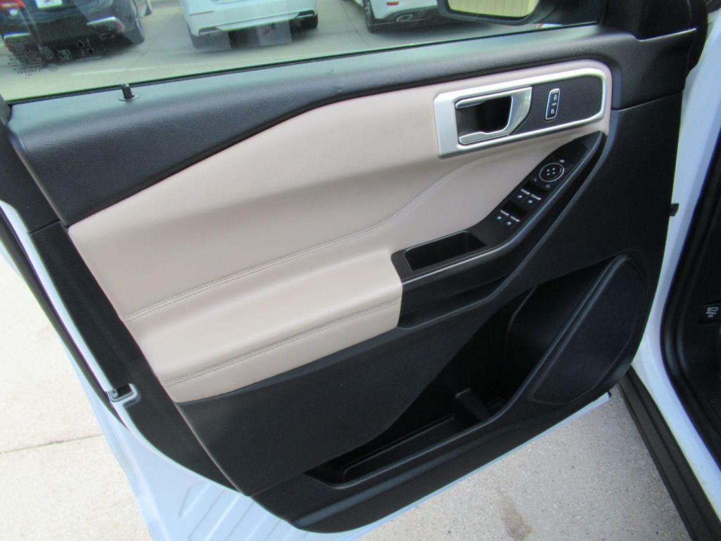 2020 WHITE FORD EXPLORER XLT (1FMSK7DH6LG) with an 2.3L engine, Automatic transmission, located at 908 SE 14th Street, Des Moines, IA, 50317, (515) 281-0330, 41.580303, -93.597046 - Photo#9