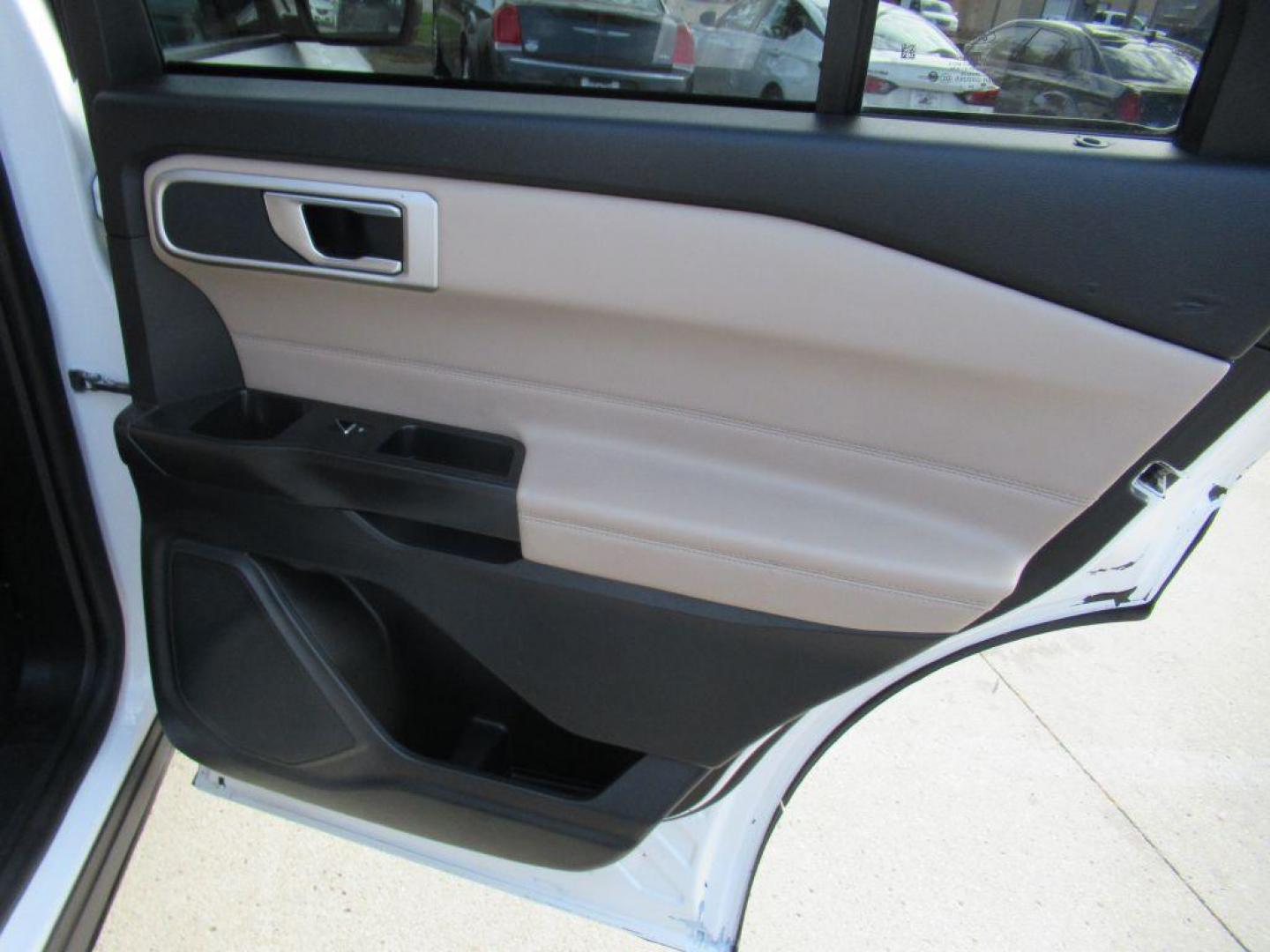 2020 WHITE FORD EXPLORER XLT (1FMSK7DH6LG) with an 2.3L engine, Automatic transmission, located at 908 SE 14th Street, Des Moines, IA, 50317, (515) 281-0330, 41.580303, -93.597046 - Photo#11