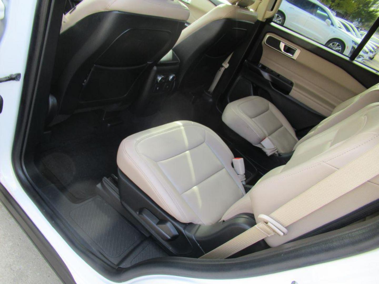 2020 WHITE FORD EXPLORER XLT (1FMSK7DH6LG) with an 2.3L engine, Automatic transmission, located at 908 SE 14th Street, Des Moines, IA, 50317, (515) 281-0330, 41.580303, -93.597046 - Photo#16