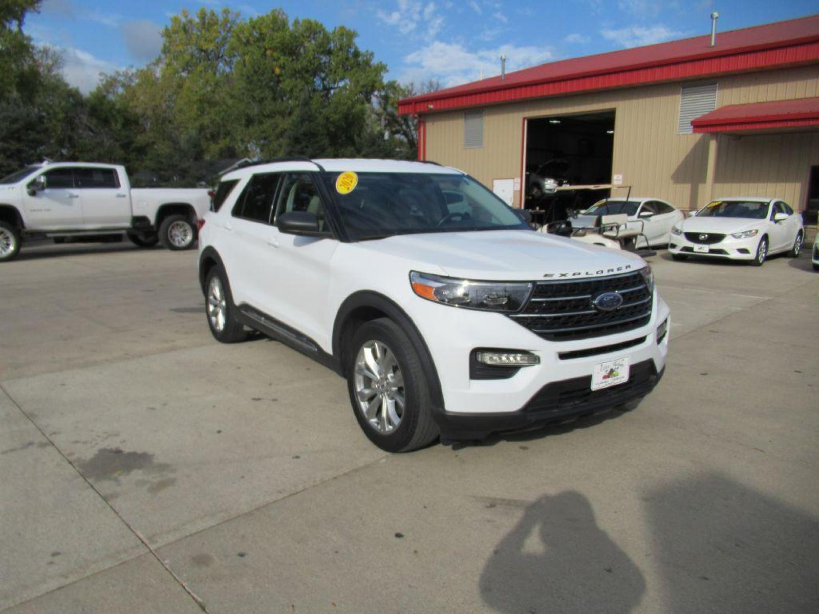 2020 WHITE FORD EXPLORER XLT (1FMSK7DH6LG) with an 2.3L engine, Automatic transmission, located at 908 SE 14th Street, Des Moines, IA, 50317, (515) 281-0330, 41.580303, -93.597046 - Photo #2