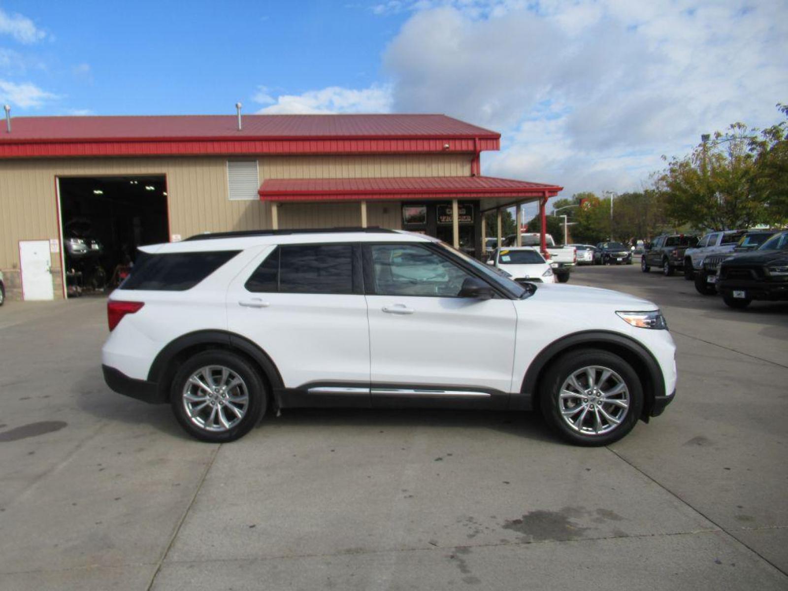 2020 WHITE FORD EXPLORER XLT (1FMSK7DH6LG) with an 2.3L engine, Automatic transmission, located at 908 SE 14th Street, Des Moines, IA, 50317, (515) 281-0330, 41.580303, -93.597046 - Photo #3