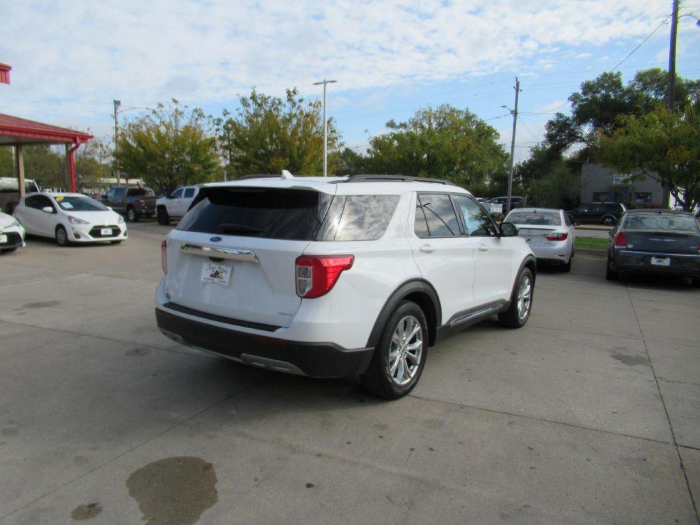 2020 WHITE FORD EXPLORER XLT (1FMSK7DH6LG) with an 2.3L engine, Automatic transmission, located at 908 SE 14th Street, Des Moines, IA, 50317, (515) 281-0330, 41.580303, -93.597046 - Photo#4