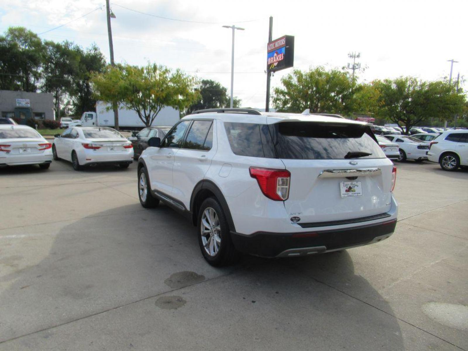 2020 WHITE FORD EXPLORER XLT (1FMSK7DH6LG) with an 2.3L engine, Automatic transmission, located at 908 SE 14th Street, Des Moines, IA, 50317, (515) 281-0330, 41.580303, -93.597046 - Photo #6