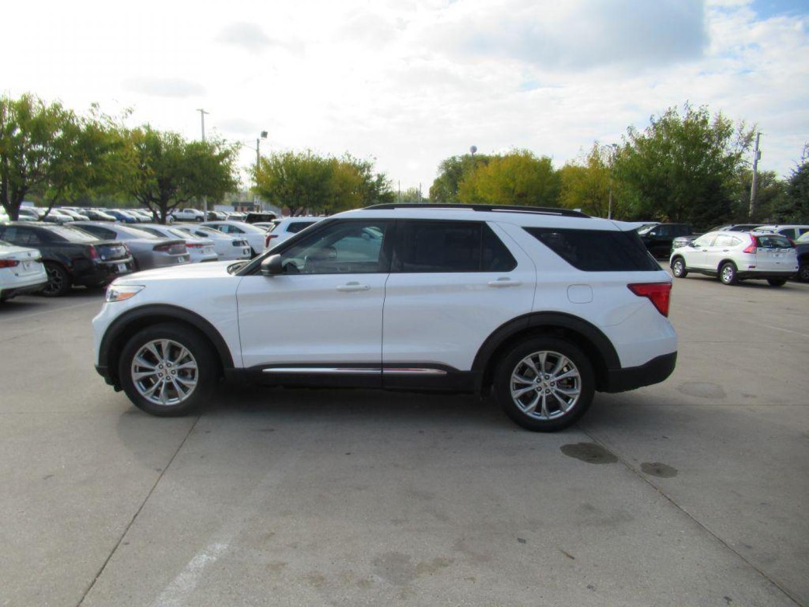 2020 WHITE FORD EXPLORER XLT (1FMSK7DH6LG) with an 2.3L engine, Automatic transmission, located at 908 SE 14th Street, Des Moines, IA, 50317, (515) 281-0330, 41.580303, -93.597046 - Photo #7