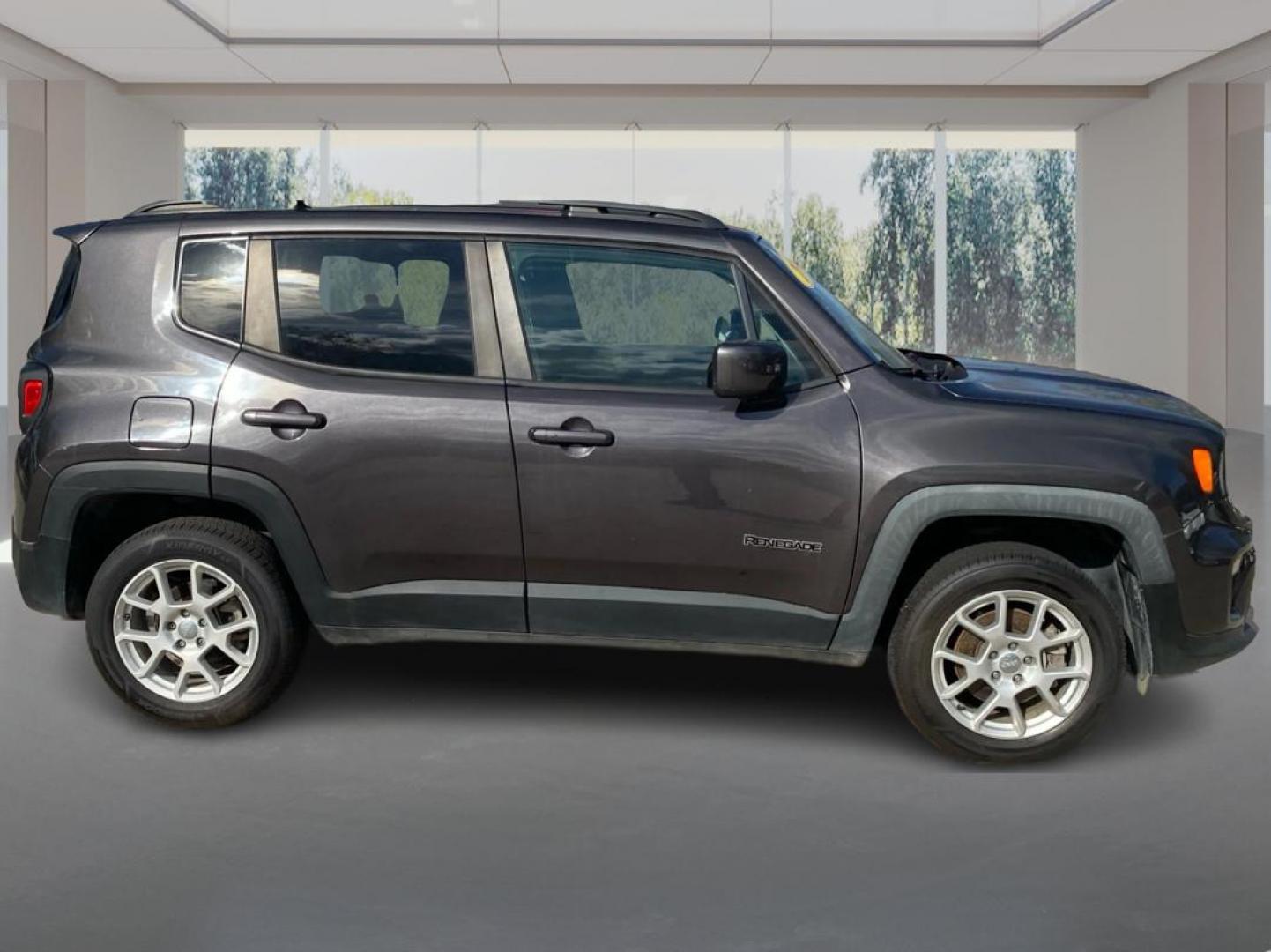 2020 GRAY JEEP RENEGADE LATITUDE (ZACNJBBB1LP) with an 2.4L engine, Automatic transmission, located at 908 SE 14th Street, Des Moines, IA, 50317, (515) 281-0330, 41.580303, -93.597046 - Photo#1