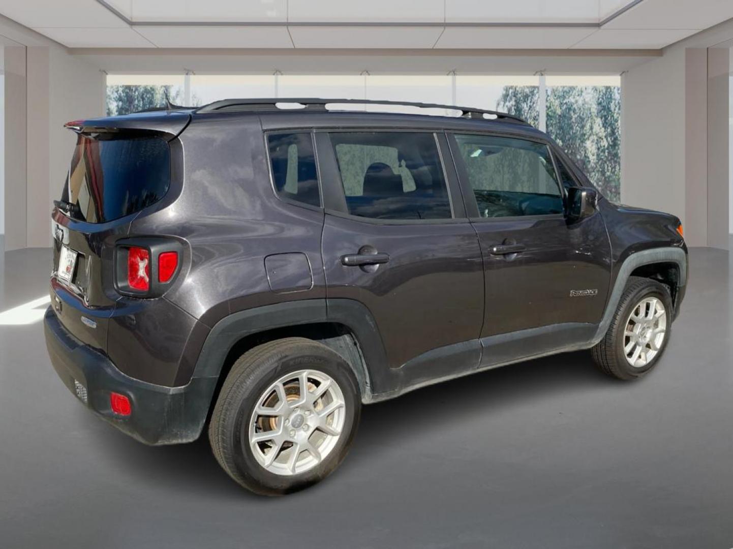 2020 GRAY JEEP RENEGADE LATITUDE (ZACNJBBB1LP) with an 2.4L engine, Automatic transmission, located at 908 SE 14th Street, Des Moines, IA, 50317, (515) 281-0330, 41.580303, -93.597046 - Photo#2