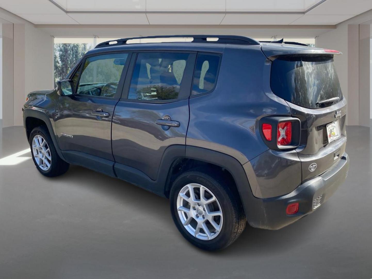 2020 GRAY JEEP RENEGADE LATITUDE (ZACNJBBB1LP) with an 2.4L engine, Automatic transmission, located at 908 SE 14th Street, Des Moines, IA, 50317, (515) 281-0330, 41.580303, -93.597046 - Photo#4