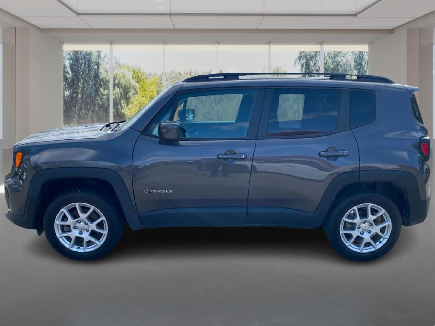 2020 GRAY JEEP RENEGADE LATITUDE (ZACNJBBB1LP) with an 2.4L engine, Automatic transmission, located at 908 SE 14th Street, Des Moines, IA, 50317, (515) 281-0330, 41.580303, -93.597046 - Photo#5