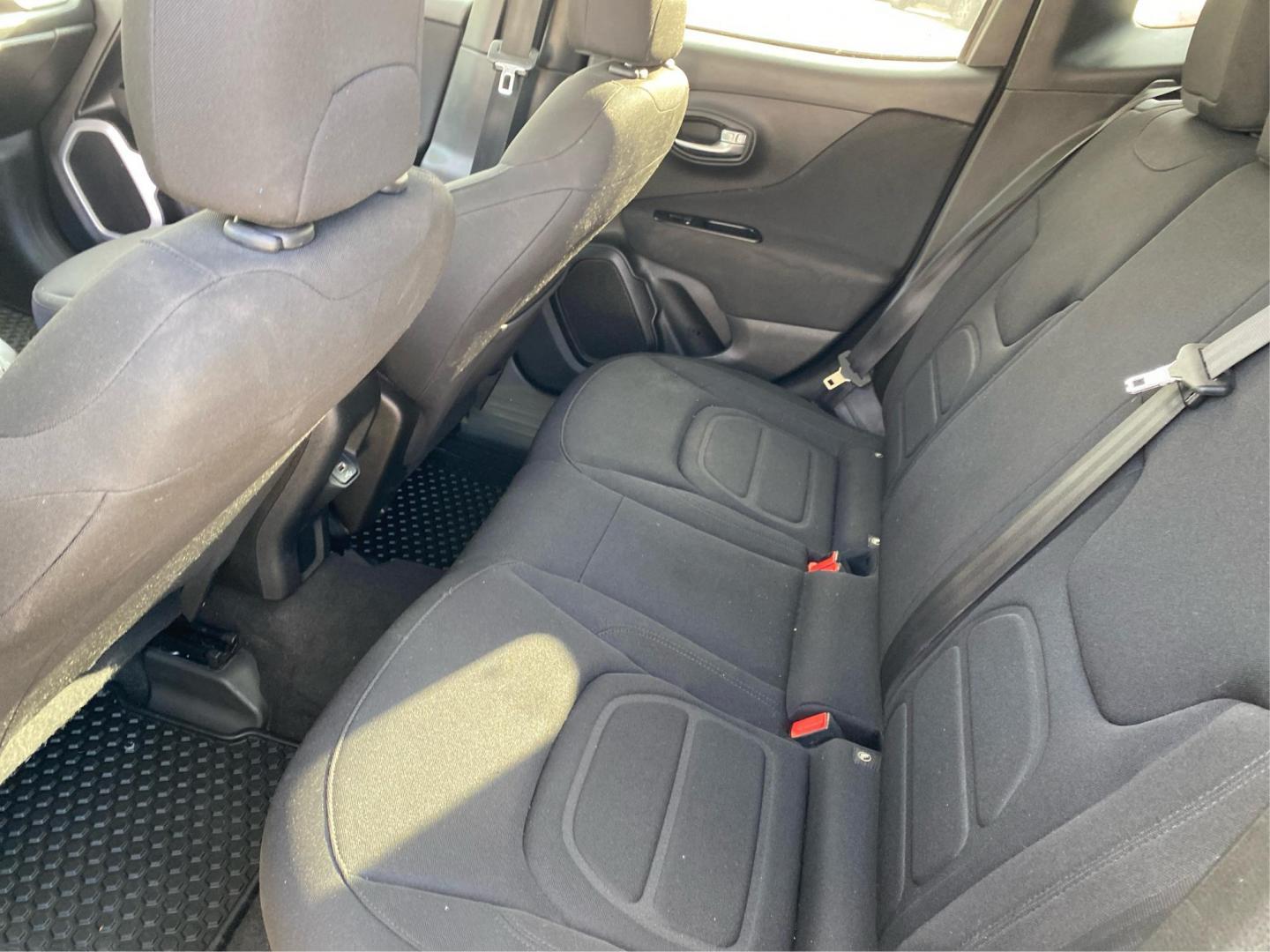 2020 GRAY JEEP RENEGADE LATITUDE (ZACNJBBB1LP) with an 2.4L engine, Automatic transmission, located at 908 SE 14th Street, Des Moines, IA, 50317, (515) 281-0330, 41.580303, -93.597046 - Photo#9