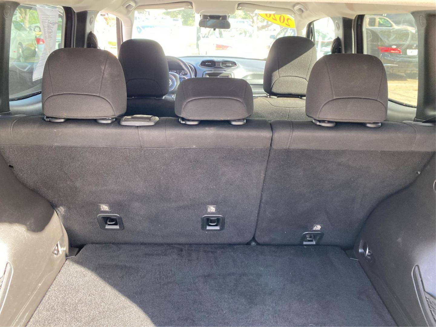 2020 GRAY JEEP RENEGADE LATITUDE (ZACNJBBB1LP) with an 2.4L engine, Automatic transmission, located at 908 SE 14th Street, Des Moines, IA, 50317, (515) 281-0330, 41.580303, -93.597046 - Photo#12