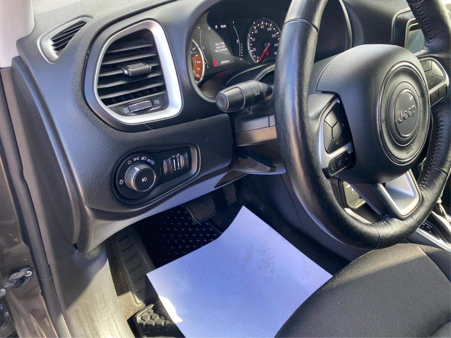 2020 GRAY JEEP RENEGADE LATITUDE (ZACNJBBB1LP) with an 2.4L engine, Automatic transmission, located at 908 SE 14th Street, Des Moines, IA, 50317, (515) 281-0330, 41.580303, -93.597046 - Photo#17