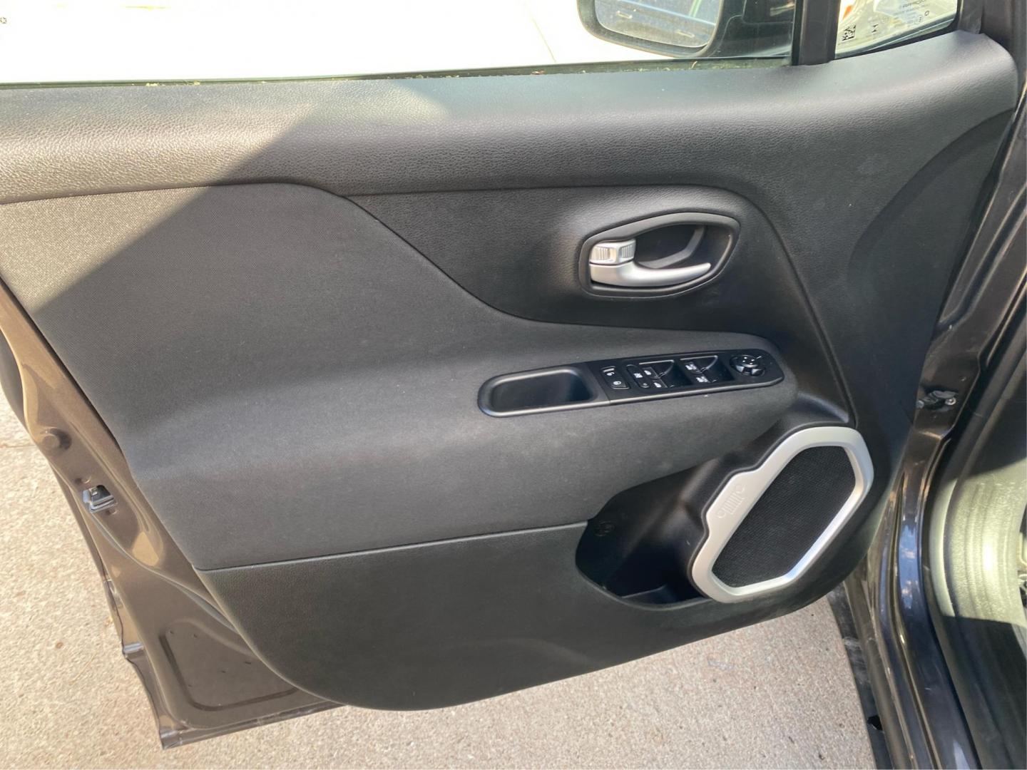 2020 GRAY JEEP RENEGADE LATITUDE (ZACNJBBB1LP) with an 2.4L engine, Automatic transmission, located at 908 SE 14th Street, Des Moines, IA, 50317, (515) 281-0330, 41.580303, -93.597046 - Photo#19