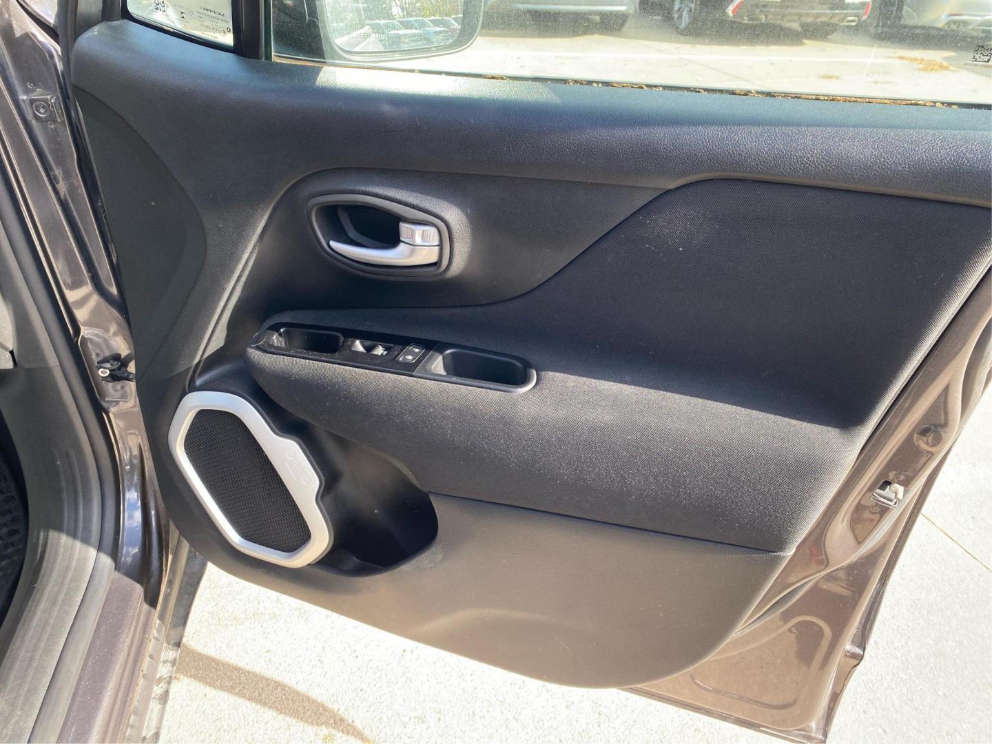 2020 GRAY JEEP RENEGADE LATITUDE (ZACNJBBB1LP) with an 2.4L engine, Automatic transmission, located at 908 SE 14th Street, Des Moines, IA, 50317, (515) 281-0330, 41.580303, -93.597046 - Photo#20