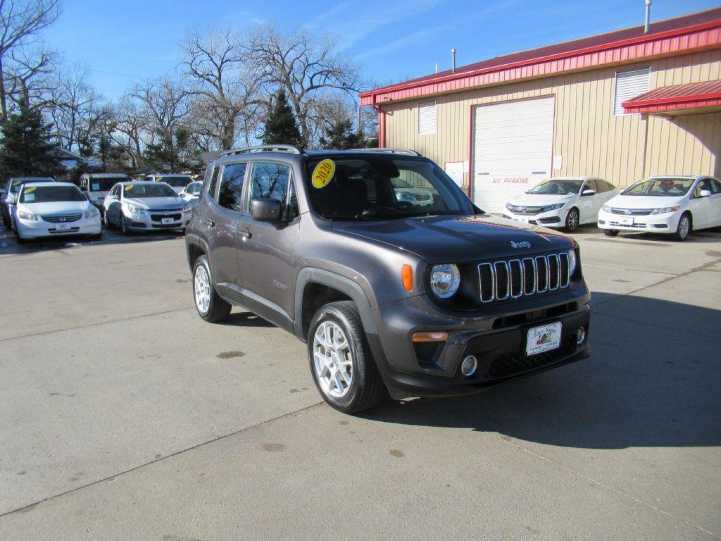 2020 GRAY JEEP RENEGADE LATITUDE (ZACNJBBB1LP) with an 2.4L engine, Automatic transmission, located at 908 SE 14th Street, Des Moines, IA, 50317, (515) 281-0330, 41.580303, -93.597046 - Photo#2
