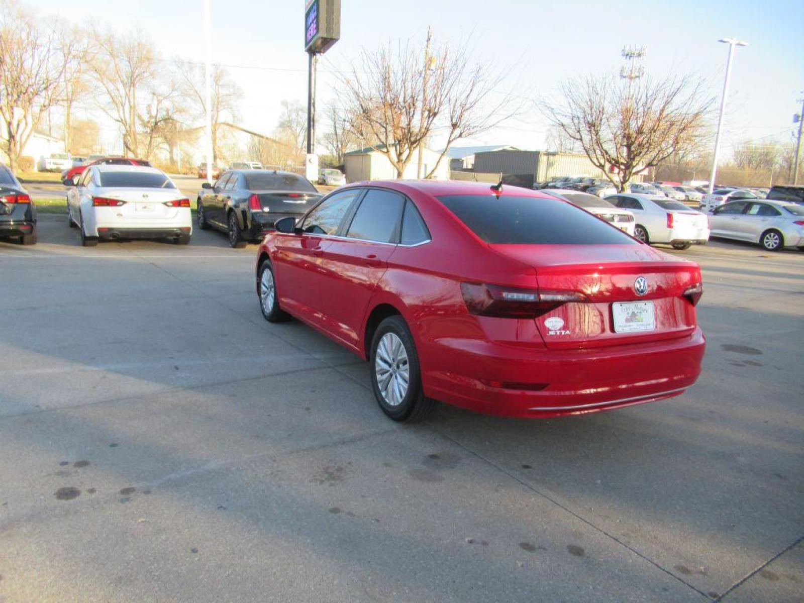 2020 RED VOLKSWAGEN JETTA S (3VWCB7BU3LM) with an 1.4L engine, Automatic transmission, located at 908 SE 14th Street, Des Moines, IA, 50317, (515) 281-0330, 41.580303, -93.597046 - Photo #6