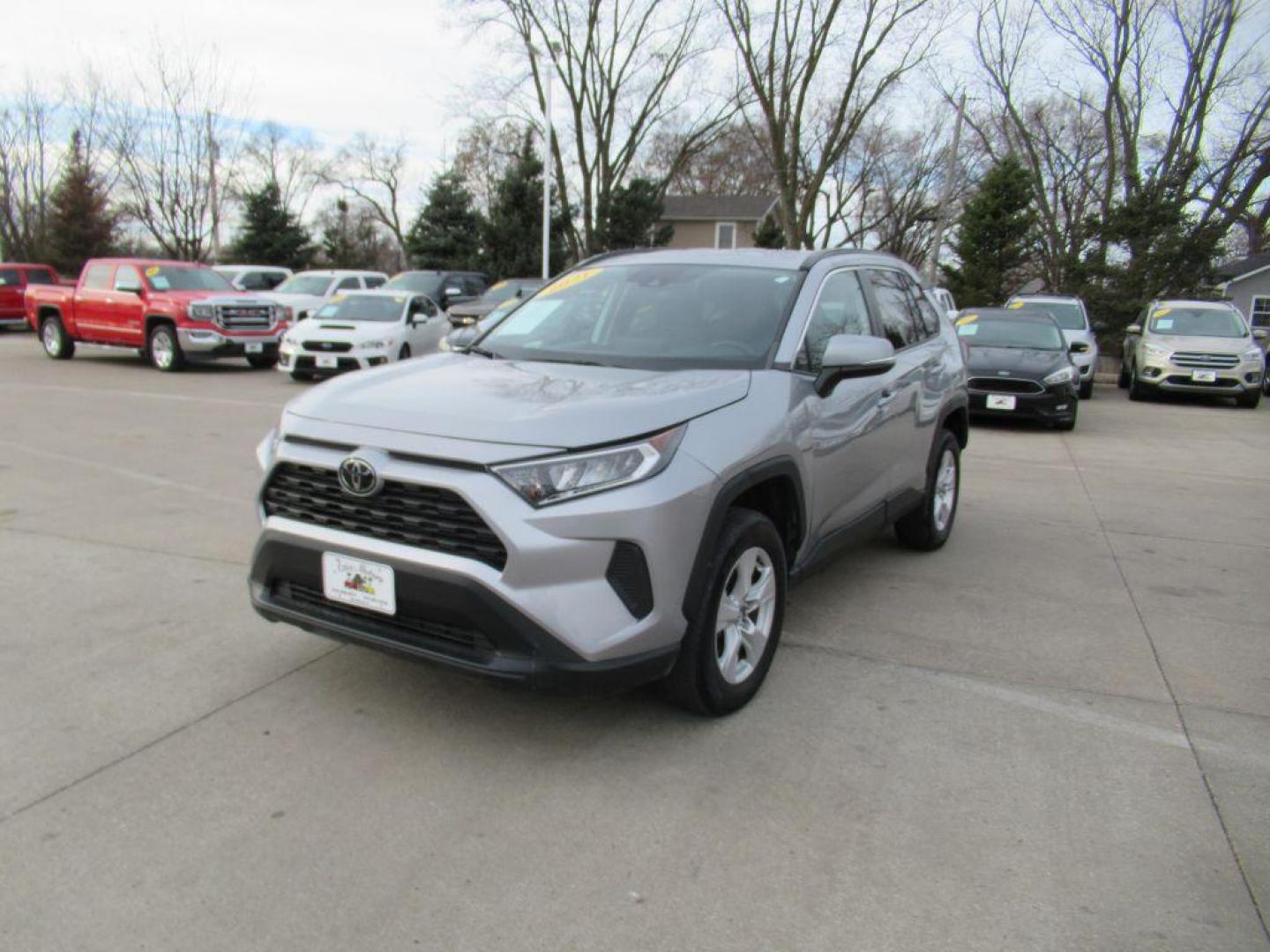 2021 SILVER TOYOTA RAV4 XLE (2T3P1RFV7MC) with an 2.5L engine, Automatic transmission, located at 908 SE 14th Street, Des Moines, IA, 50317, (515) 281-0330, 41.580303, -93.597046 - Photo#0