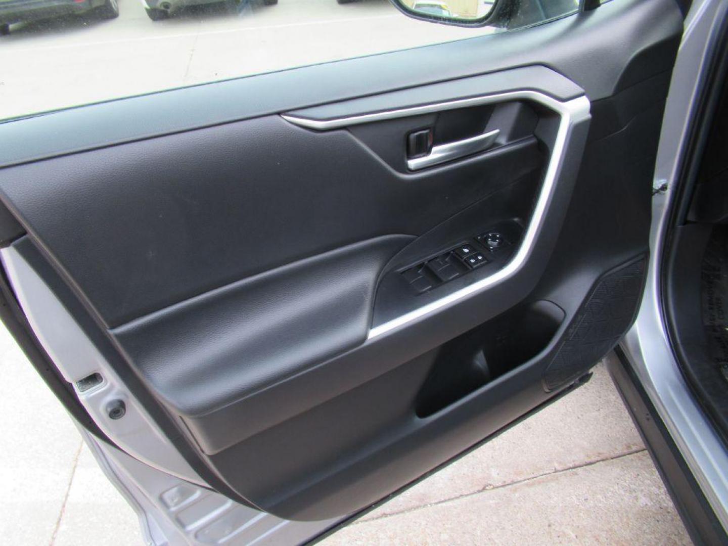 2021 SILVER TOYOTA RAV4 XLE (2T3P1RFV7MC) with an 2.5L engine, Automatic transmission, located at 908 SE 14th Street, Des Moines, IA, 50317, (515) 281-0330, 41.580303, -93.597046 - Photo#9