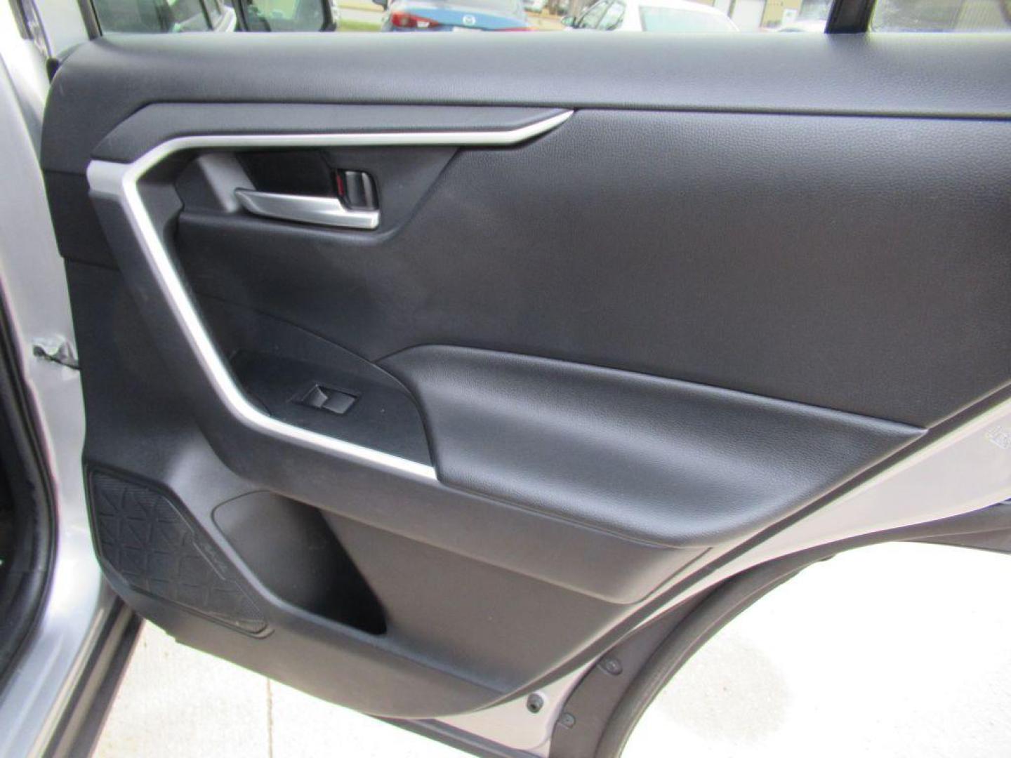 2021 SILVER TOYOTA RAV4 XLE (2T3P1RFV7MC) with an 2.5L engine, Automatic transmission, located at 908 SE 14th Street, Des Moines, IA, 50317, (515) 281-0330, 41.580303, -93.597046 - Photo#11