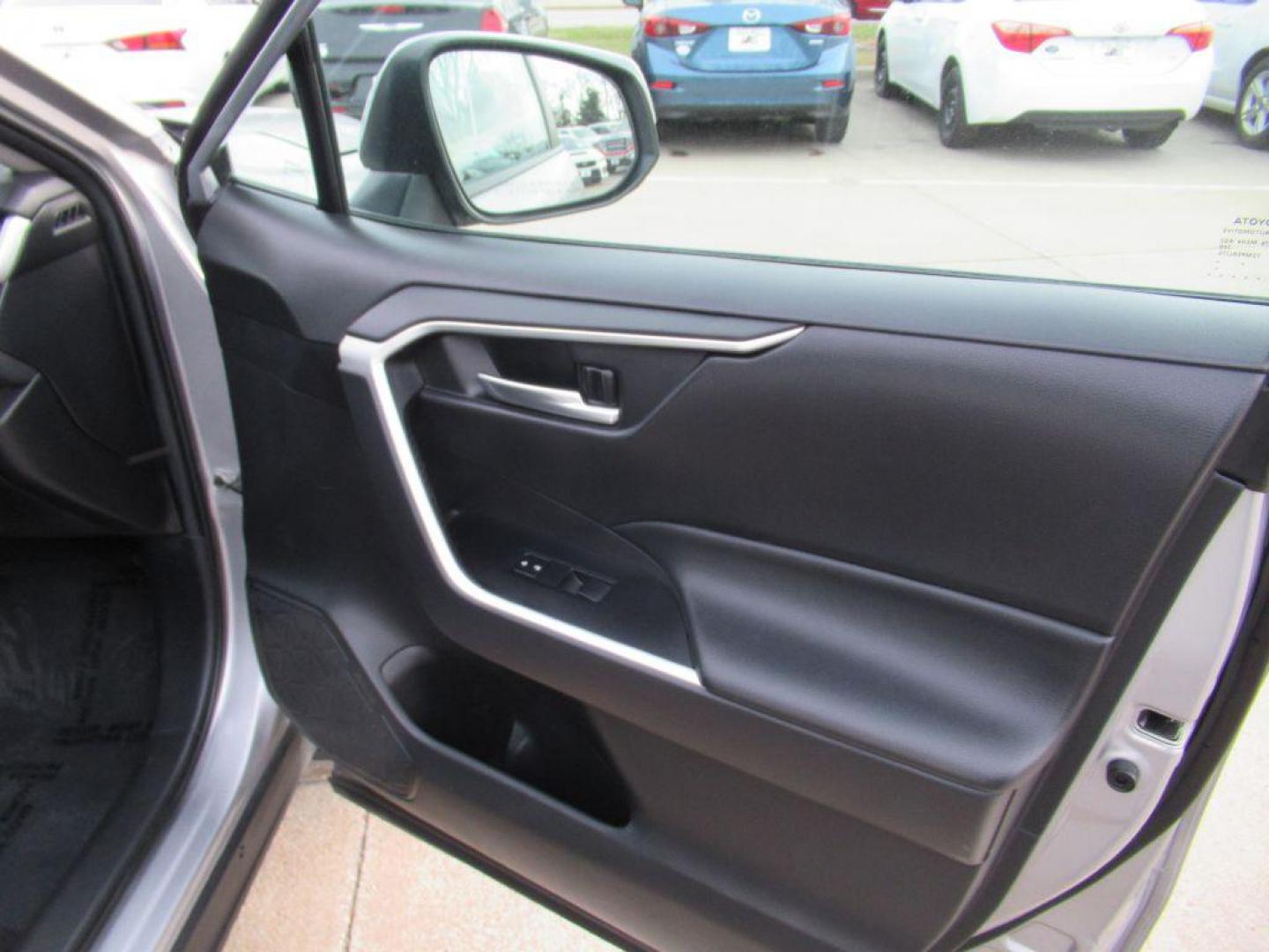 2021 SILVER TOYOTA RAV4 XLE (2T3P1RFV7MC) with an 2.5L engine, Automatic transmission, located at 908 SE 14th Street, Des Moines, IA, 50317, (515) 281-0330, 41.580303, -93.597046 - Photo#12