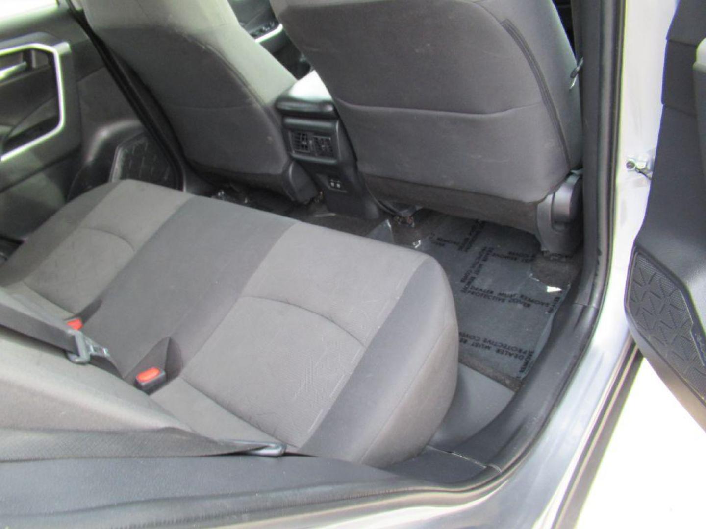 2021 SILVER TOYOTA RAV4 XLE (2T3P1RFV7MC) with an 2.5L engine, Automatic transmission, located at 908 SE 14th Street, Des Moines, IA, 50317, (515) 281-0330, 41.580303, -93.597046 - Photo#14