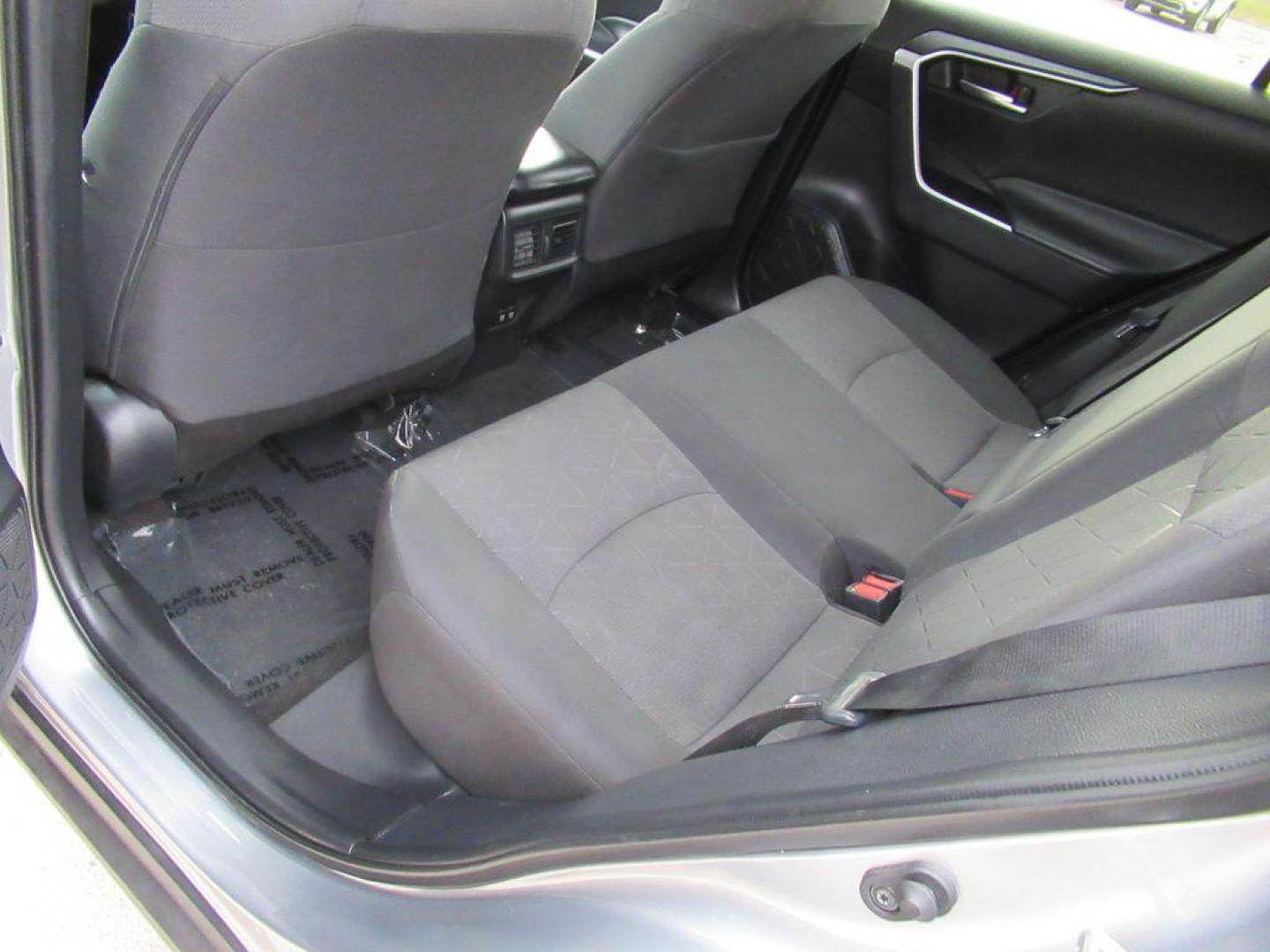 2021 SILVER TOYOTA RAV4 XLE (2T3P1RFV7MC) with an 2.5L engine, Automatic transmission, located at 908 SE 14th Street, Des Moines, IA, 50317, (515) 281-0330, 41.580303, -93.597046 - Photo#15