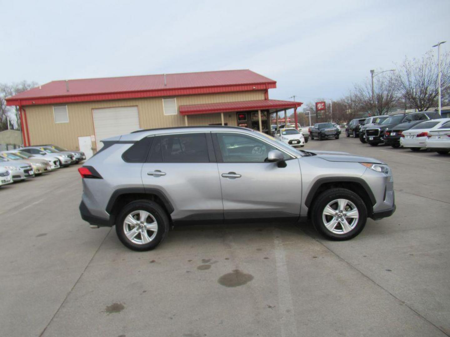 2021 SILVER TOYOTA RAV4 XLE (2T3P1RFV7MC) with an 2.5L engine, Automatic transmission, located at 908 SE 14th Street, Des Moines, IA, 50317, (515) 281-0330, 41.580303, -93.597046 - Photo#3