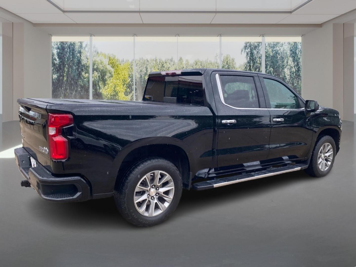 2020 BLACK CHEVROLET SILVERADO 1500 HIGH COUNTRY (1GCUYHED3LZ) with an 5.3L engine, Automatic transmission, located at 908 SE 14th Street, Des Moines, IA, 50317, (515) 281-0330, 41.580303, -93.597046- Photo#2