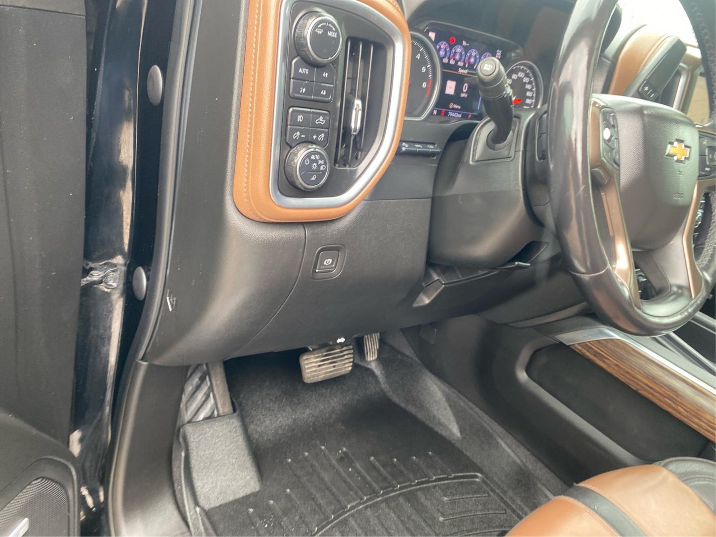 2020 BLACK CHEVROLET SILVERADO 1500 HIGH COUNTRY (1GCUYHED3LZ) with an 5.3L engine, Automatic transmission, located at 908 SE 14th Street, Des Moines, IA, 50317, (515) 281-0330, 41.580303, -93.597046- Photo#16