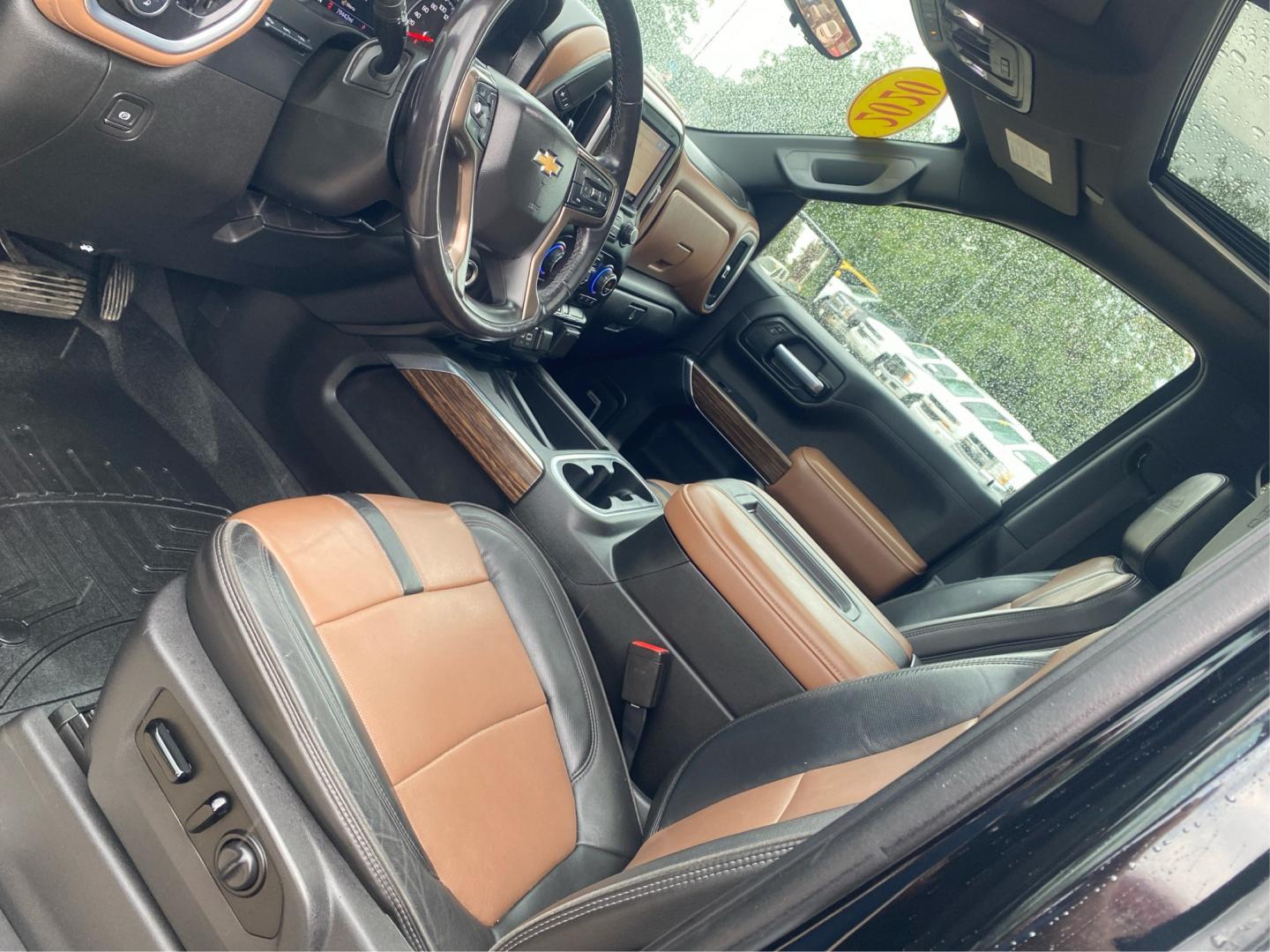 2020 BLACK CHEVROLET SILVERADO 1500 HIGH COUNTRY (1GCUYHED3LZ) with an 5.3L engine, Automatic transmission, located at 908 SE 14th Street, Des Moines, IA, 50317, (515) 281-0330, 41.580303, -93.597046- Photo#17